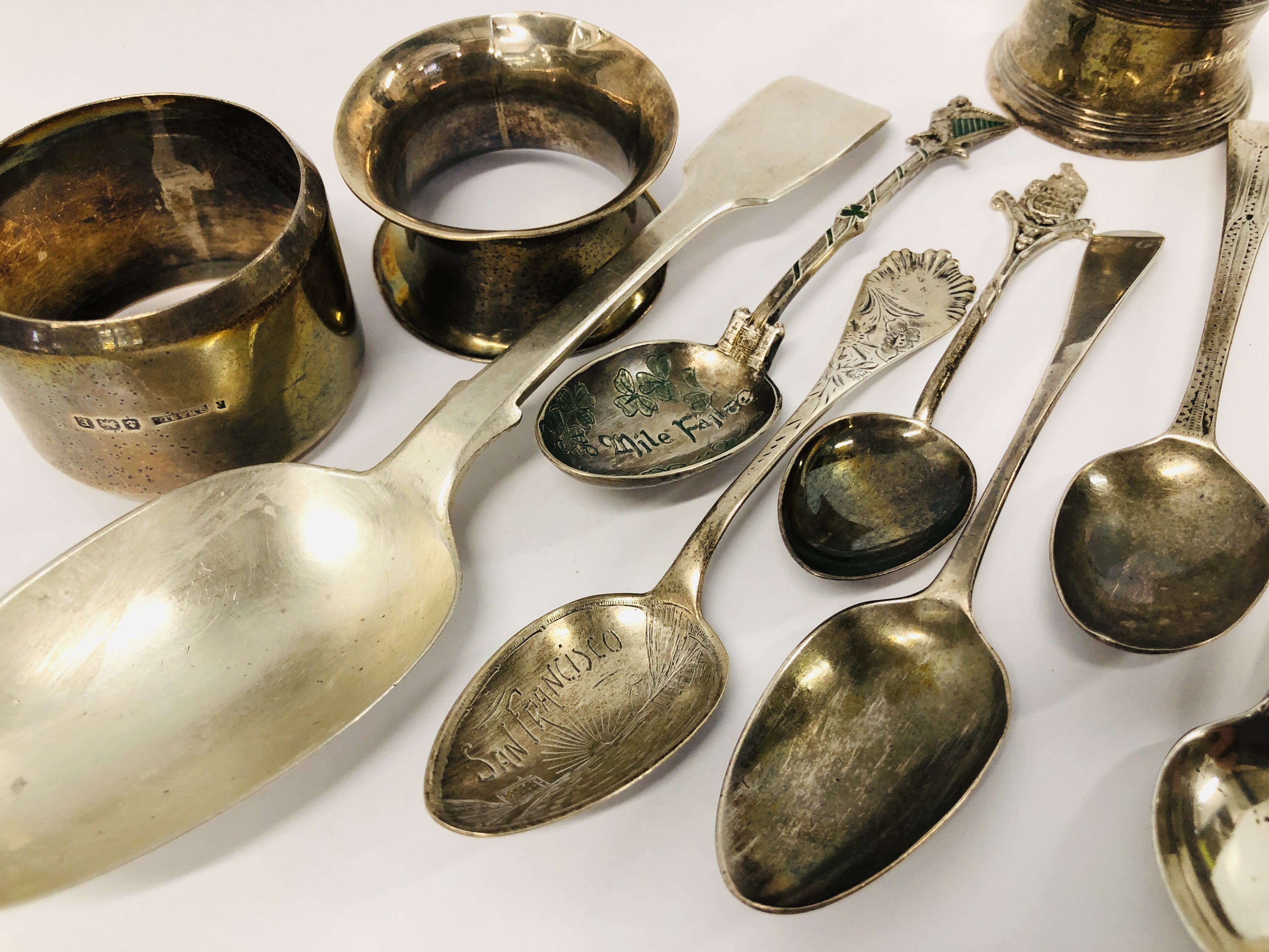 A GROUP OF 8 SILVER TEASPOONS TO INCLUDE GEORGIAN ALONG WITH THREE SILVER SERVIETTE RINGS - Image 4 of 13