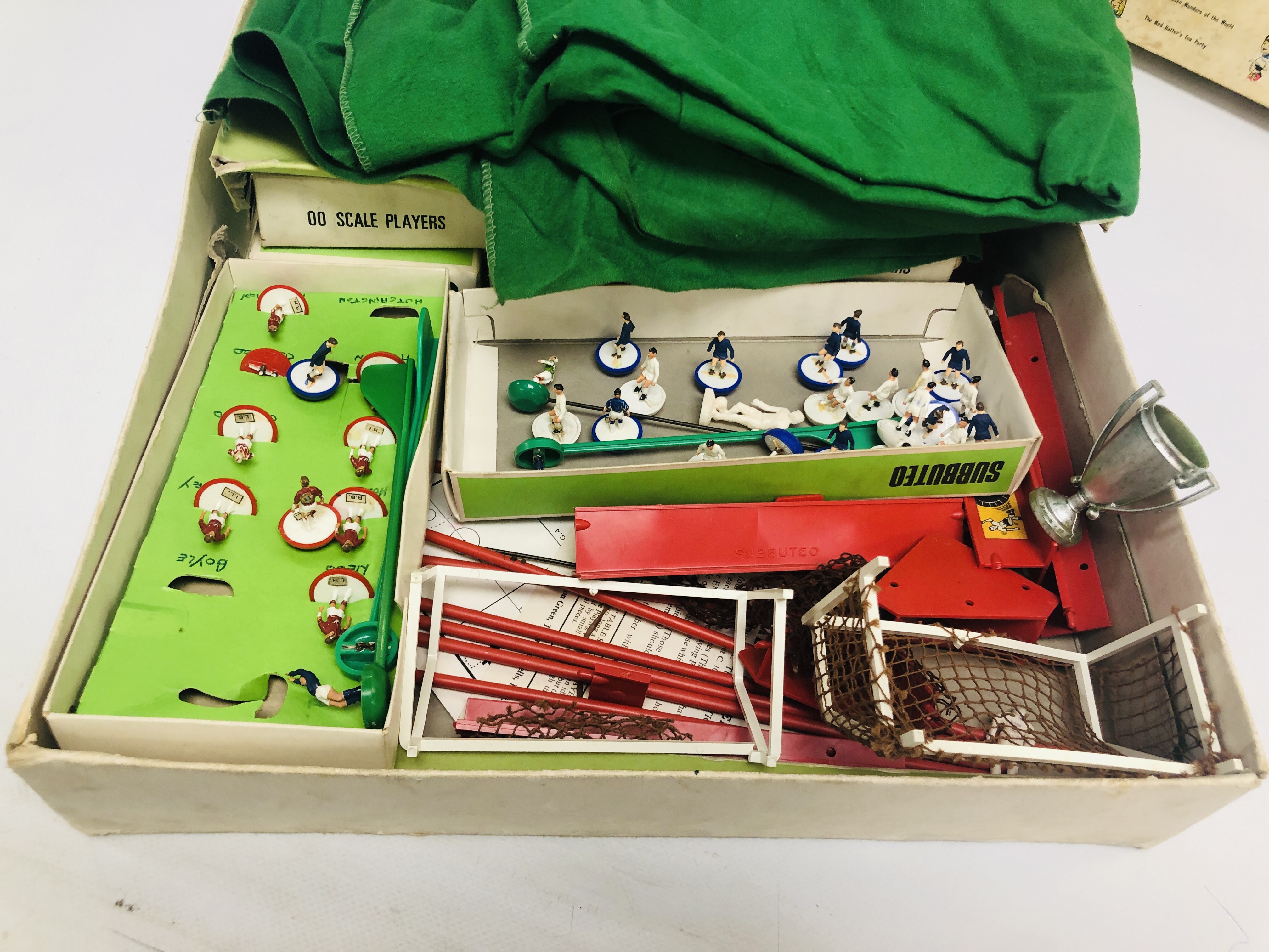 VINTAGE SUBBUTEO TABLE TOP SOCCER GAME + SHOW AND SLIDE PROJECTOR (BOXED) - SOLD AS SEEN. - Image 2 of 5