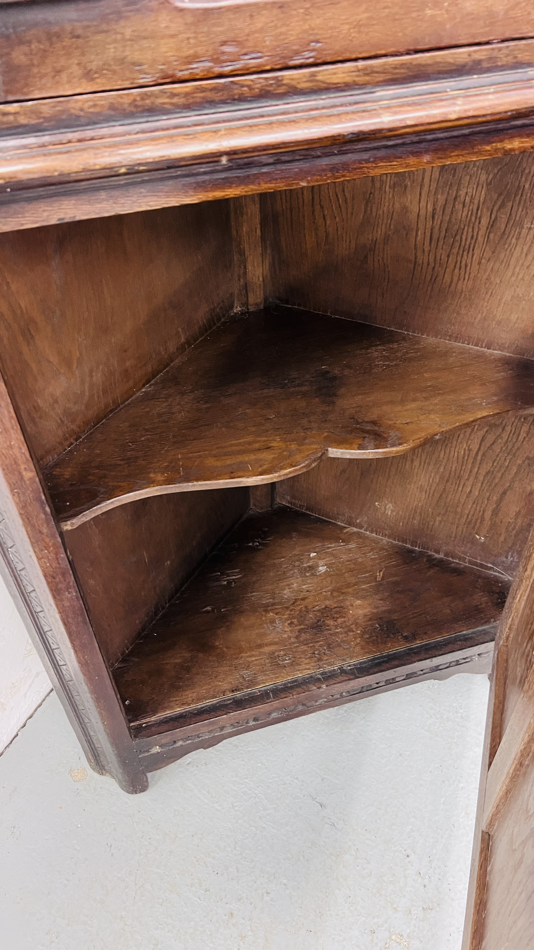 A REPRODUCTION OAK FLOOR STANDING TWO DOOR CORNER CABINET WITH SHELVED INTERIOR W 69CM H 161CM. - Image 11 of 11