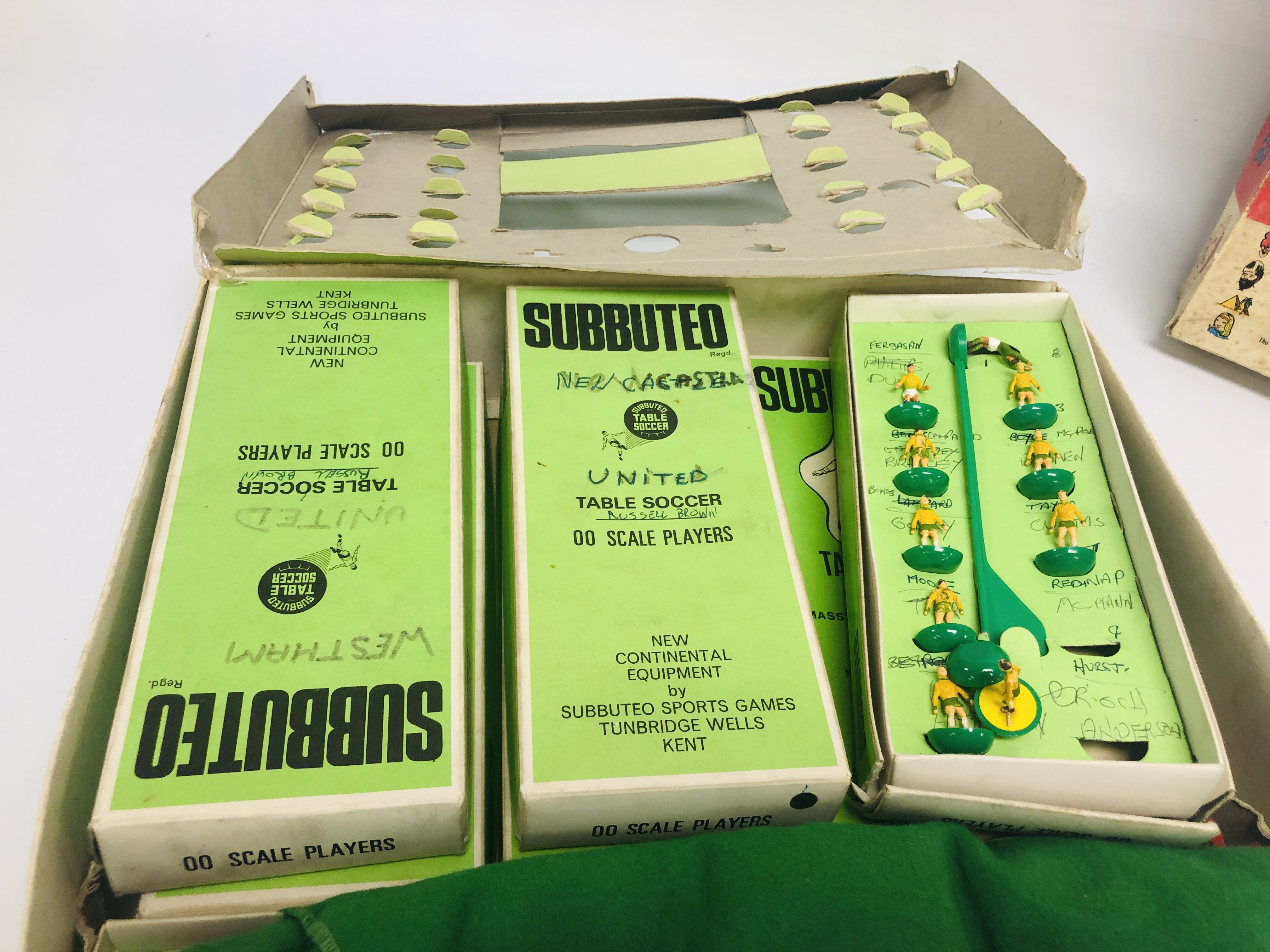 VINTAGE SUBBUTEO TABLE TOP SOCCER GAME + SHOW AND SLIDE PROJECTOR (BOXED) - SOLD AS SEEN. - Image 3 of 5