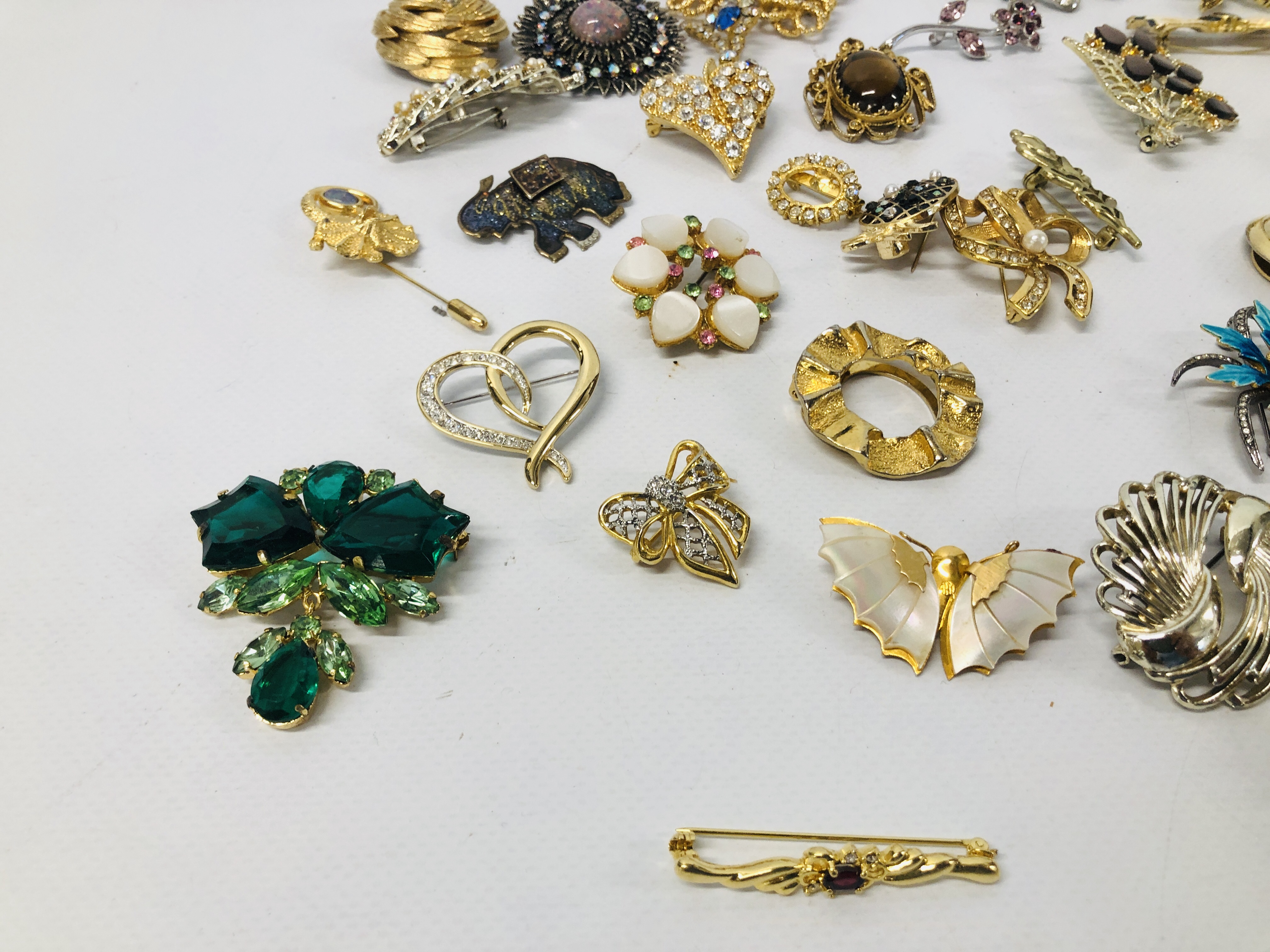 COLLECTION OF ASSORTED VINTAGE AND RETRO BROOCHES - Image 2 of 7