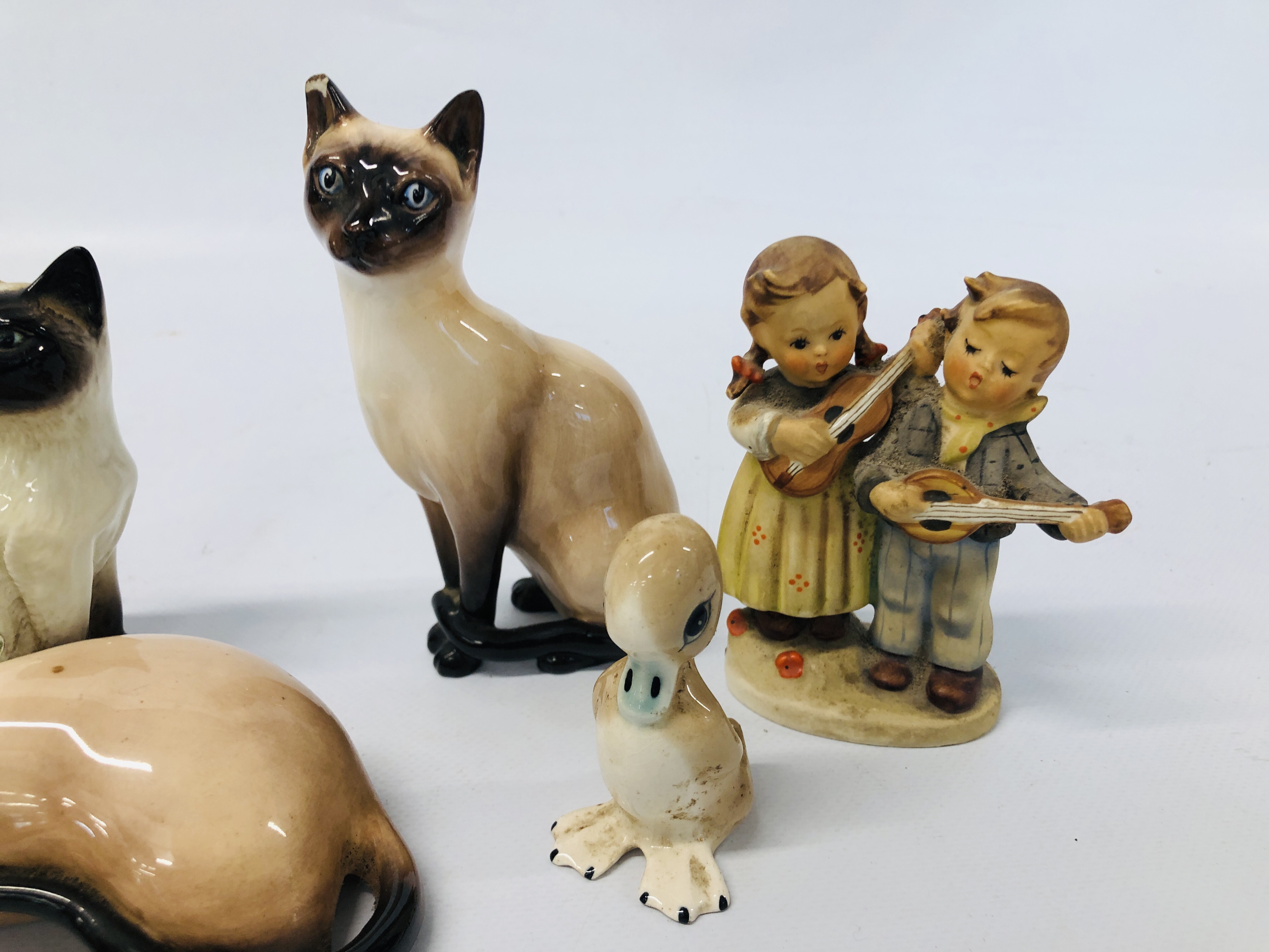 VARIOUS CABINET ORNAMENTS TO INCLUDE BESWICK MALLARD PAUL SCOTT, BESWICK BIRD AND CAT, - Image 4 of 10