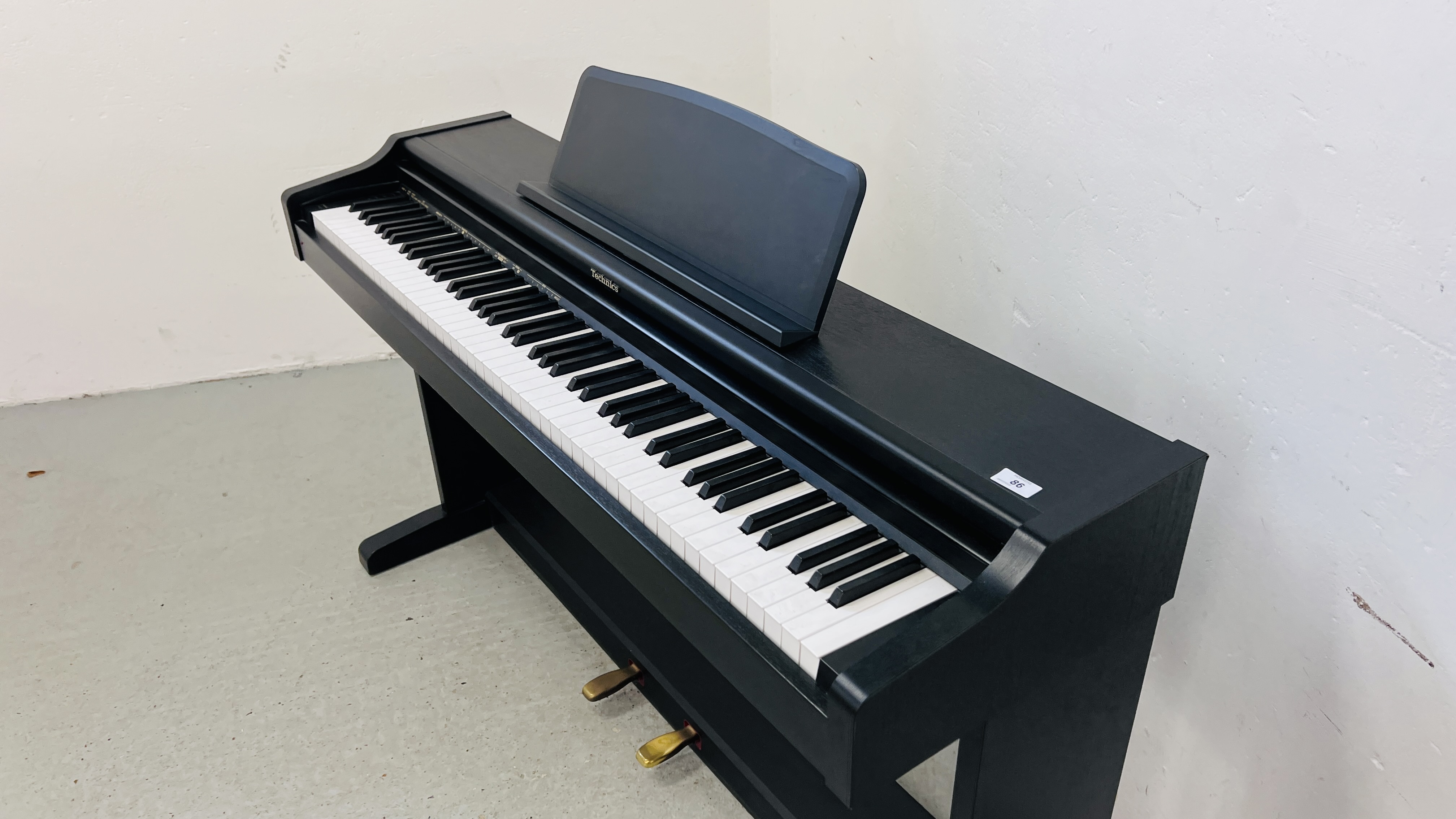 A TECHNICS SX-PC25 DIGITAL PIANO - SOLD AS SEEN - Image 2 of 8