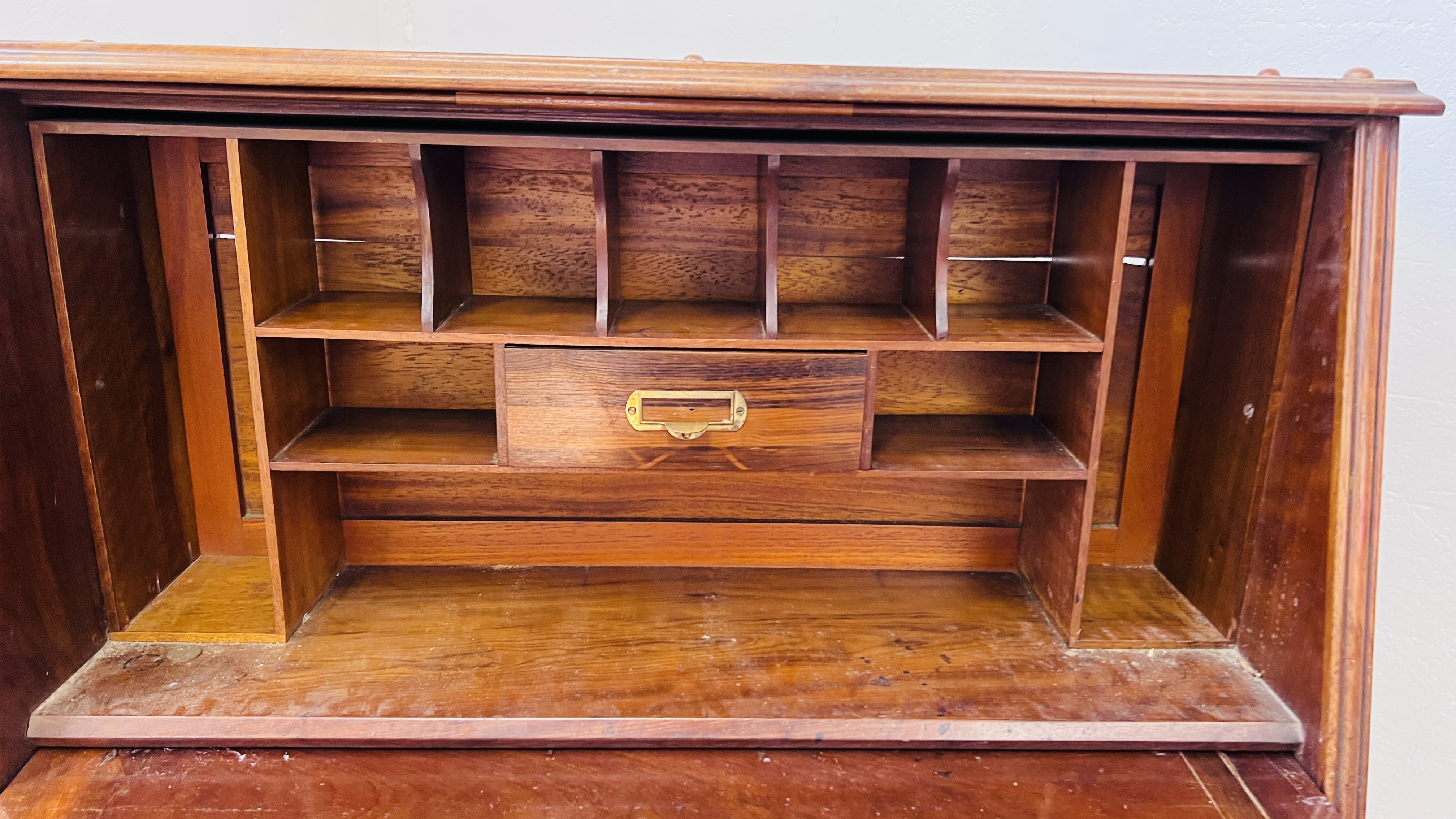 AN ANTIQUE MAHOGANY FALLING FRONT BUREAU WITH FITTED INTERIOR AND BOOKCASE BELOW W 84CM, D 32CM, - Image 10 of 10