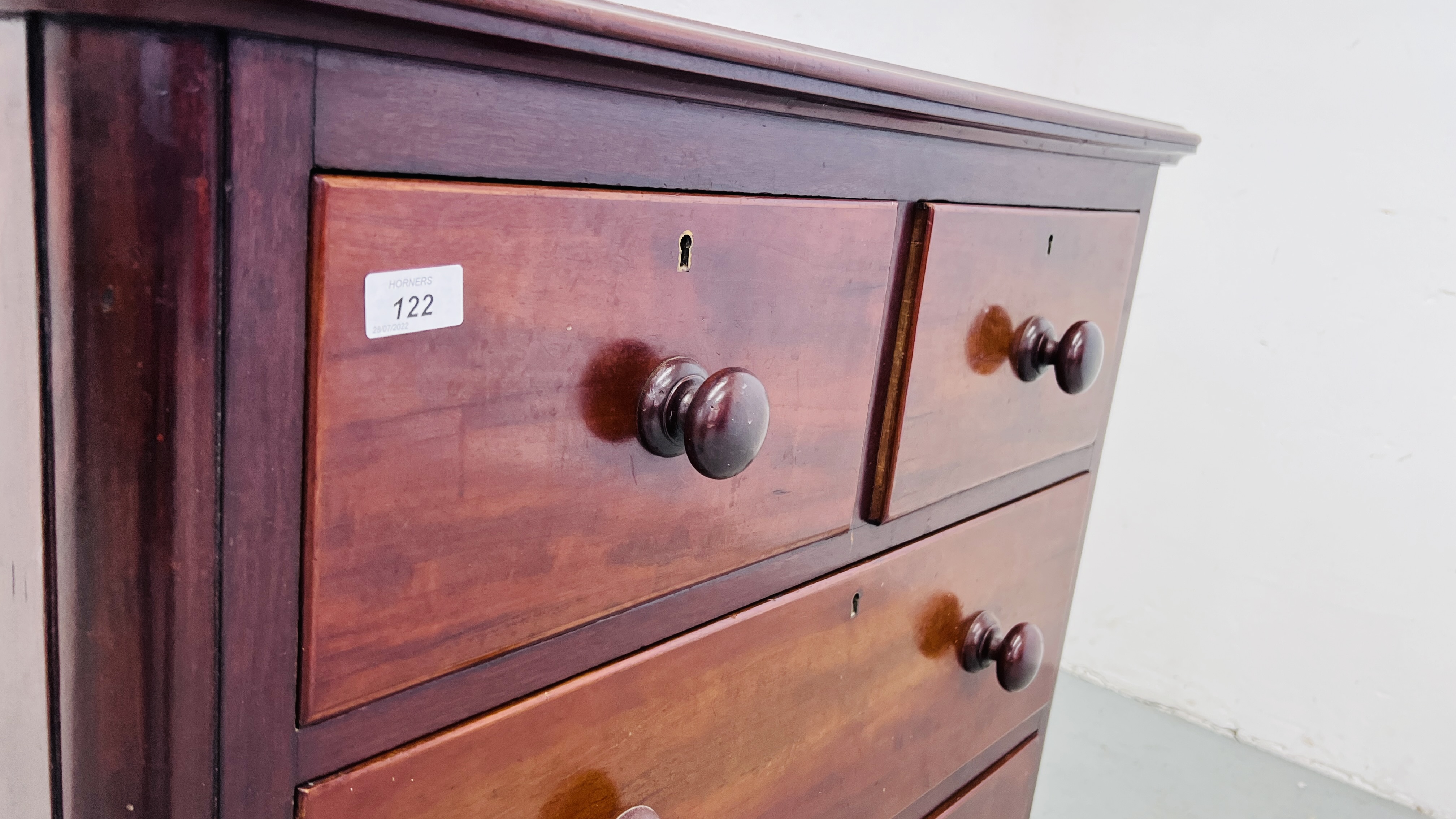 A SMALL VICTORIAN MAHOGANY TWO OVER TWO CHEST OF DRAWERS WITH TURNED WOODEN KNOBS W 89CM, D 49CM, - Image 5 of 10