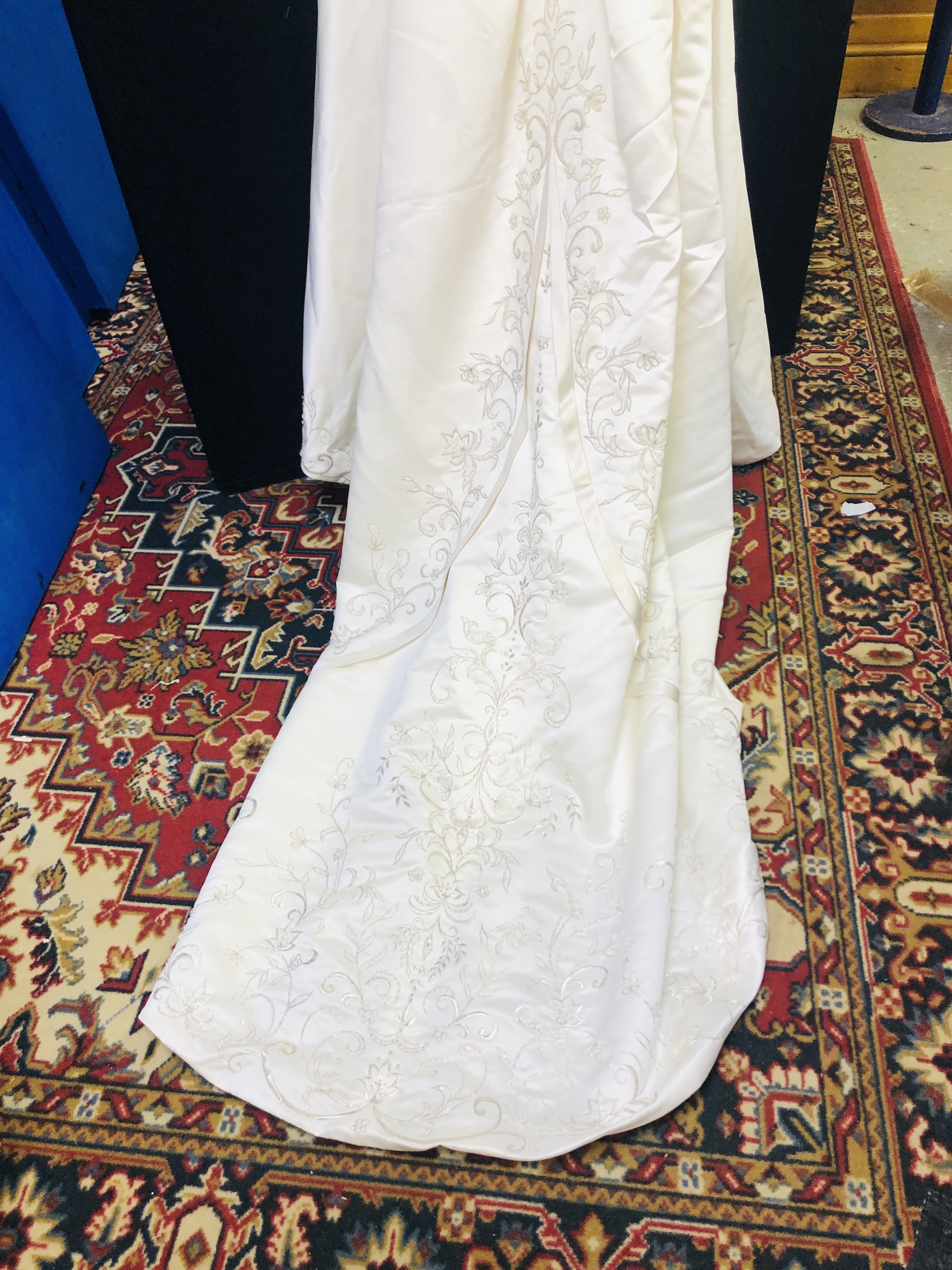 DESIGNER WEDDING DRESS MARKED "TRUDY LEE" SIZE 26. - Image 6 of 9