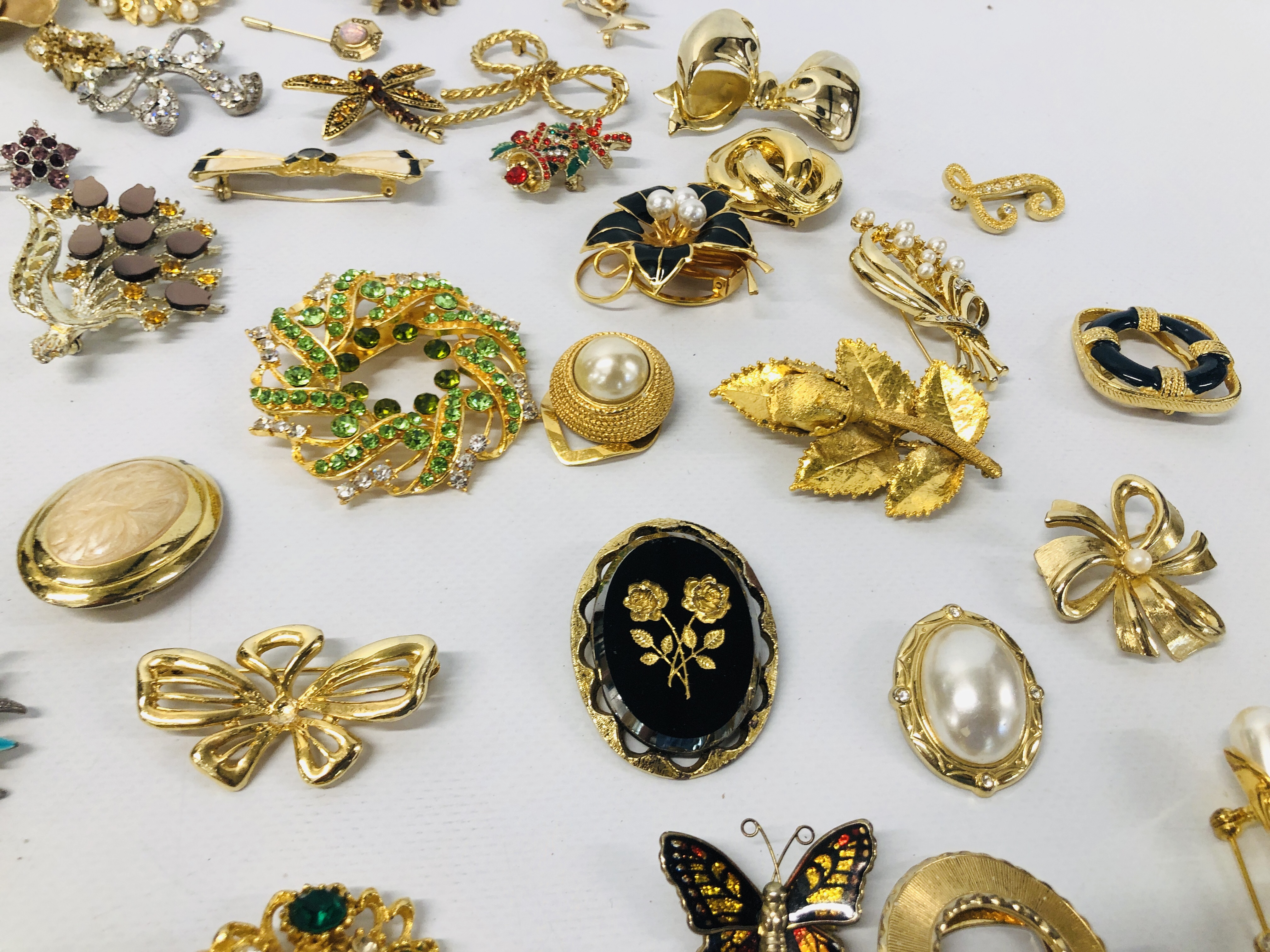 COLLECTION OF ASSORTED VINTAGE AND RETRO BROOCHES - Image 6 of 7