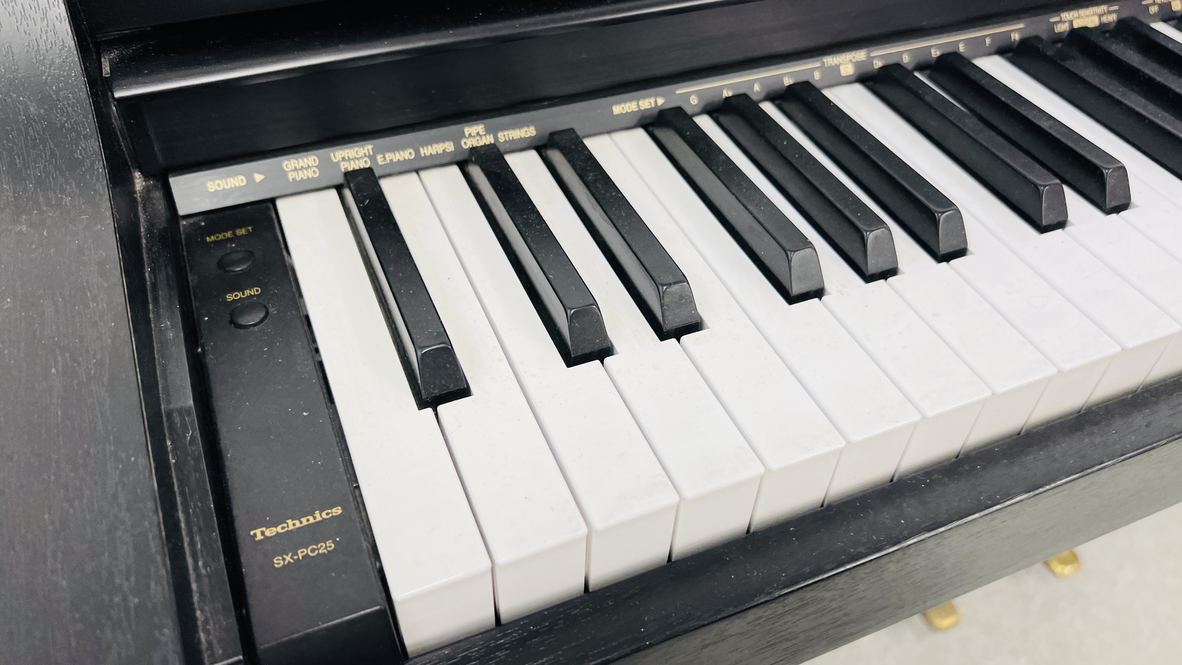A TECHNICS SX-PC25 DIGITAL PIANO - SOLD AS SEEN - Image 5 of 8