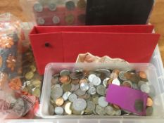 QUANTITY OF GB AND OVERSEAS COINS IN FOLDERS AND LOOSE, TOKENS, FOLDER OF BANKNOTES, ETC.