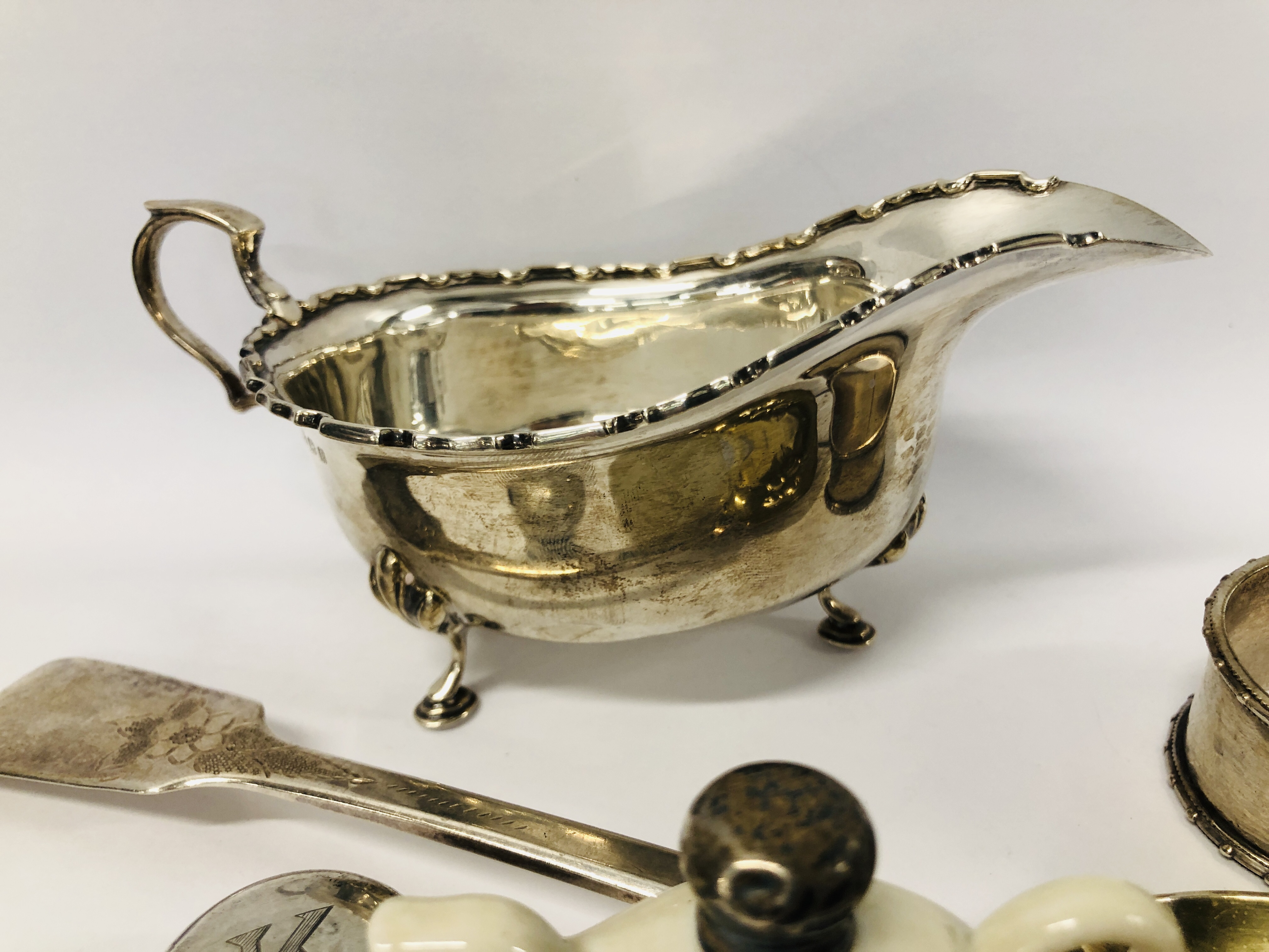 COLLECTION OF SILVER TO INCLUDE SILVER SAUCE BOAT, BIRMINGHAM ASSAY, SILVER SERVIETTE RING AND TOP, - Image 9 of 14