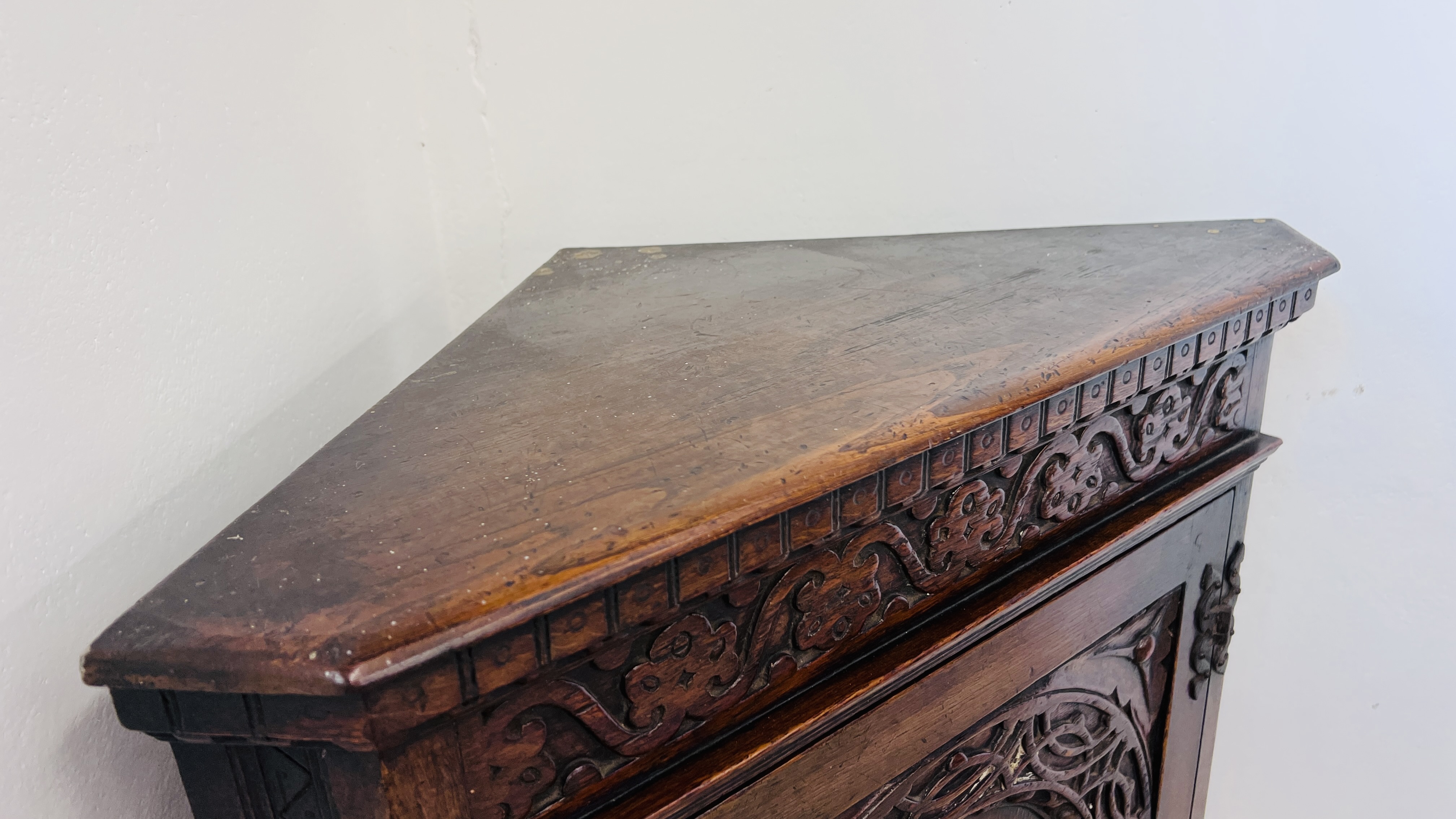 A REPRODUCTION OAK FLOOR STANDING TWO DOOR CORNER CABINET WITH SHELVED INTERIOR W 69CM H 161CM. - Image 9 of 11