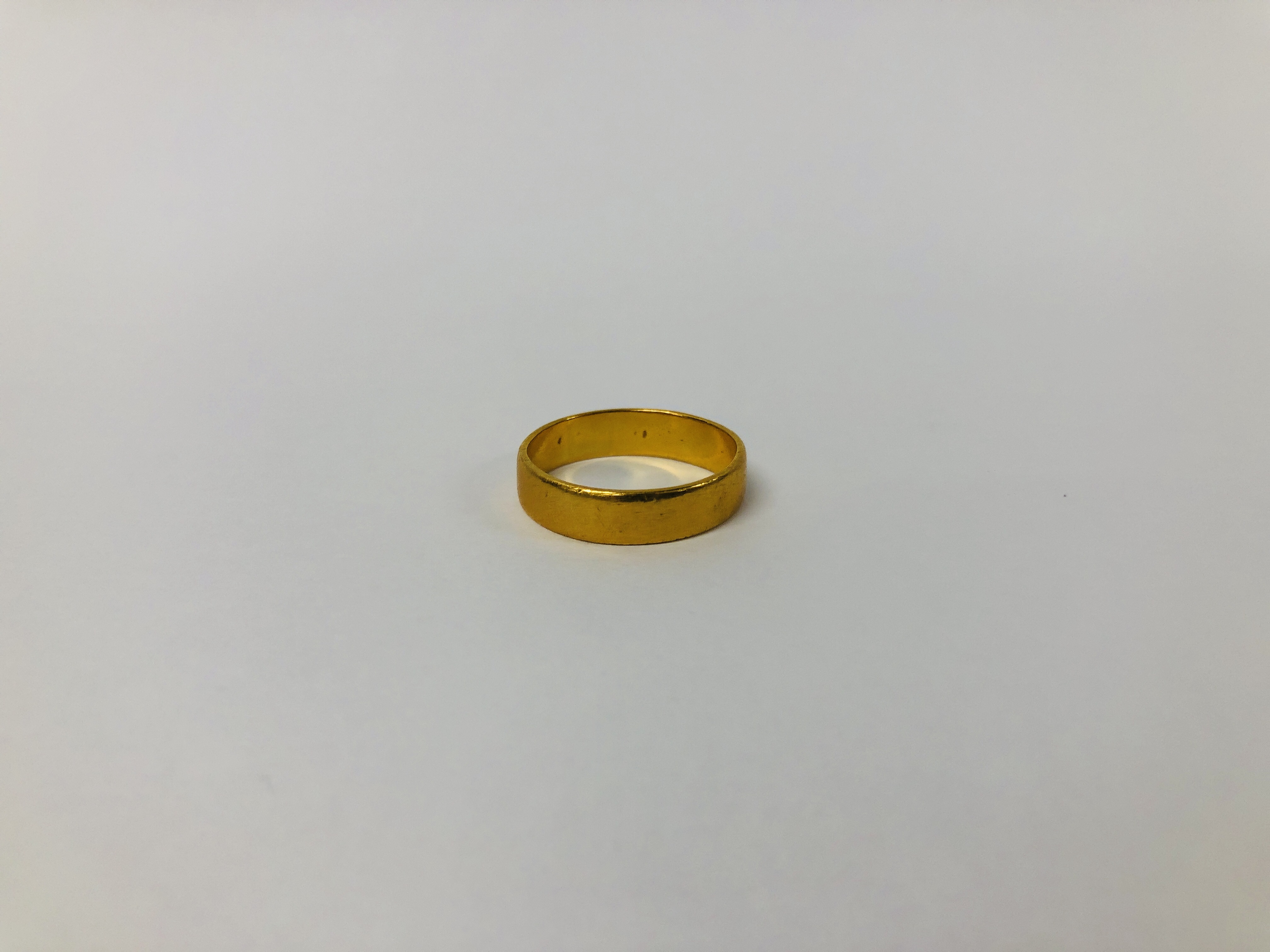 22CT GOLD WEDDING BAND.