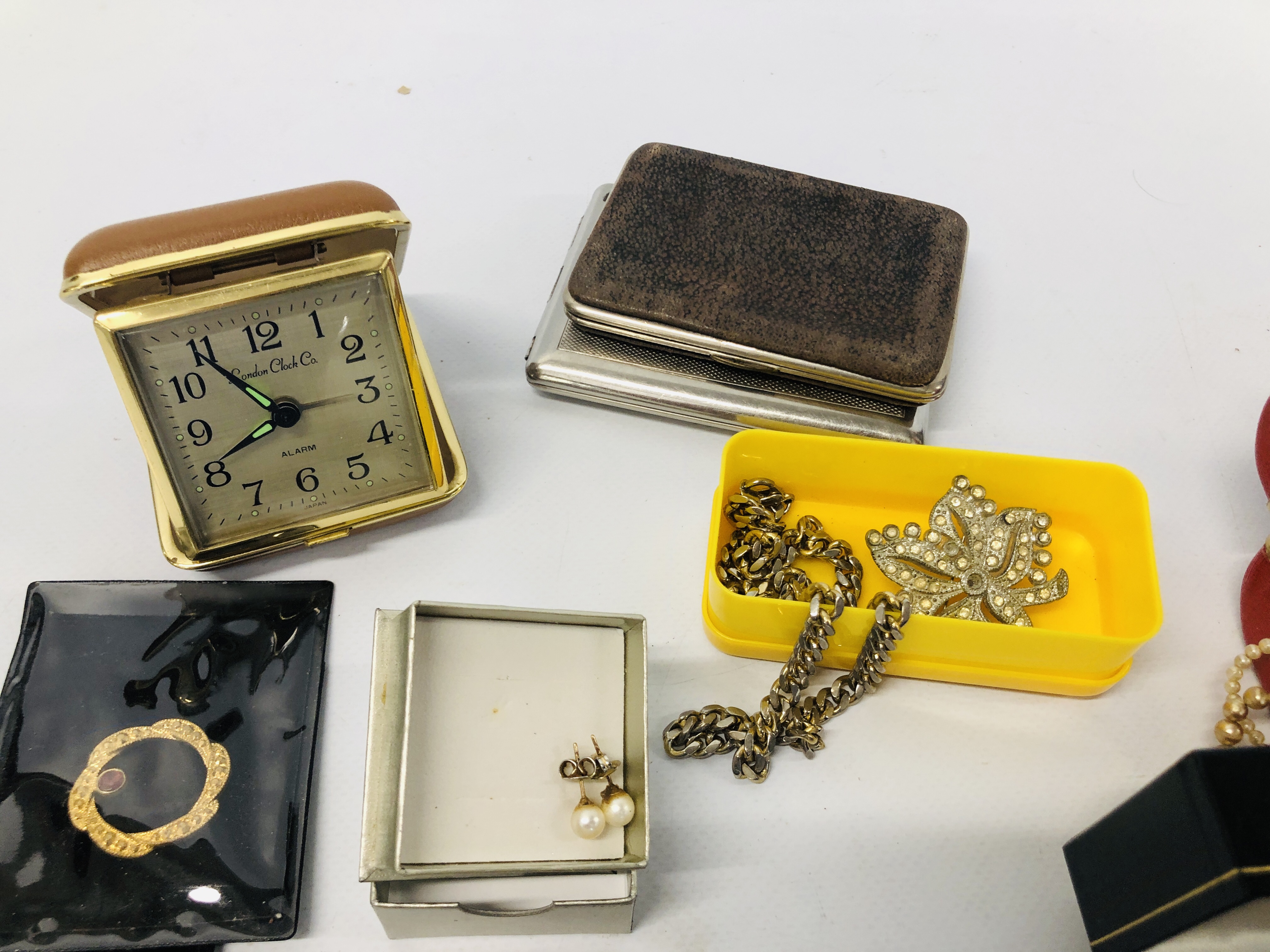 BOX OF ASSORTED VINTAGE COSTUME JEWELLERY TO INCLUDE WRIST WATCHES, TRAVEL CLOCK, - Image 4 of 7