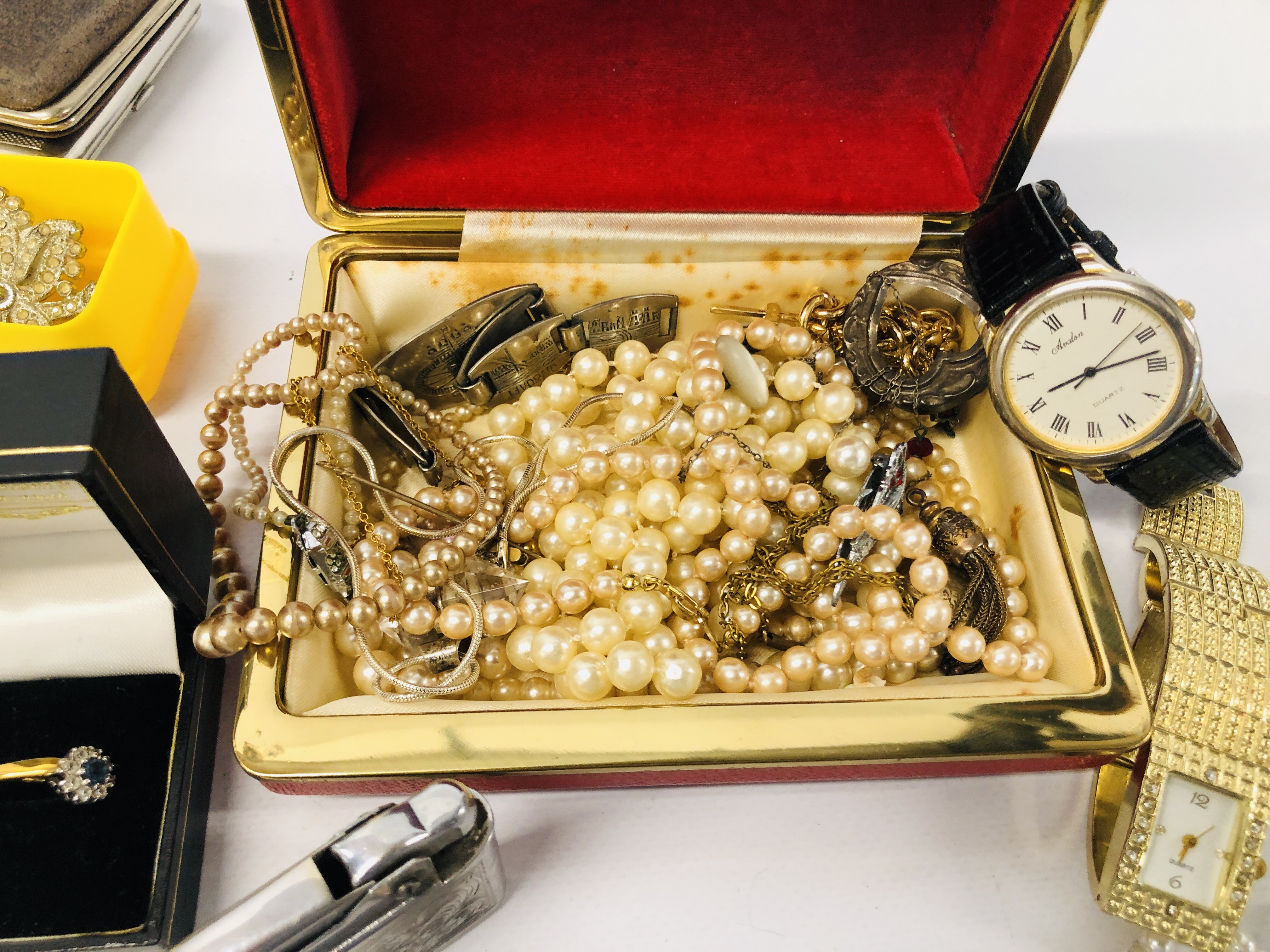 BOX OF ASSORTED VINTAGE COSTUME JEWELLERY TO INCLUDE WRIST WATCHES, TRAVEL CLOCK, - Image 5 of 7