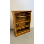 MODERN WAXED PINE FOUR TIER OPEN BOOKCASE W 92CM, D 30CM, H 117CM.