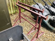 A PAIR OF ADJUSTABLE STEEL BUILDERS TRESTLES.