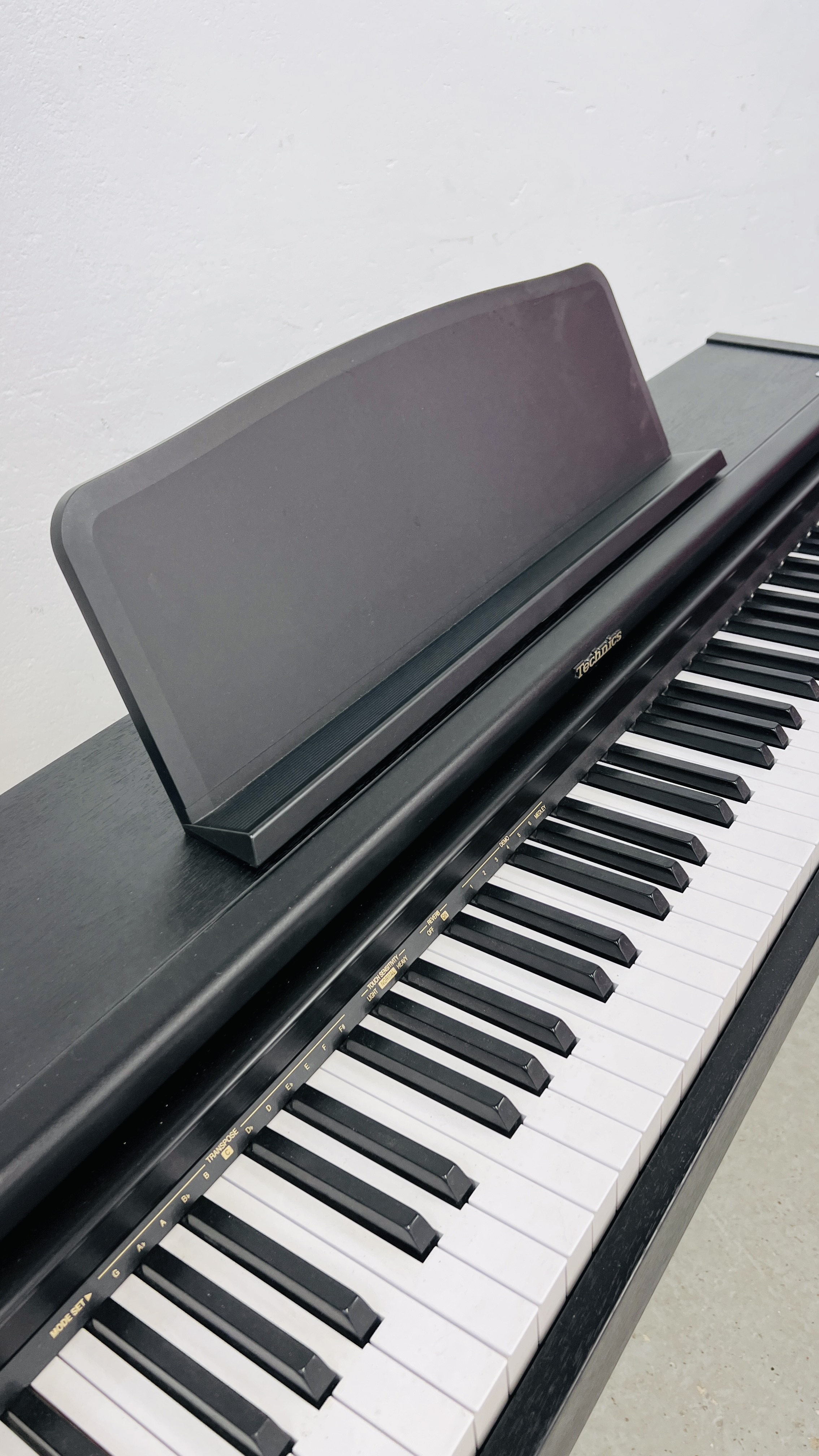 A TECHNICS SX-PC25 DIGITAL PIANO - SOLD AS SEEN - Image 7 of 8