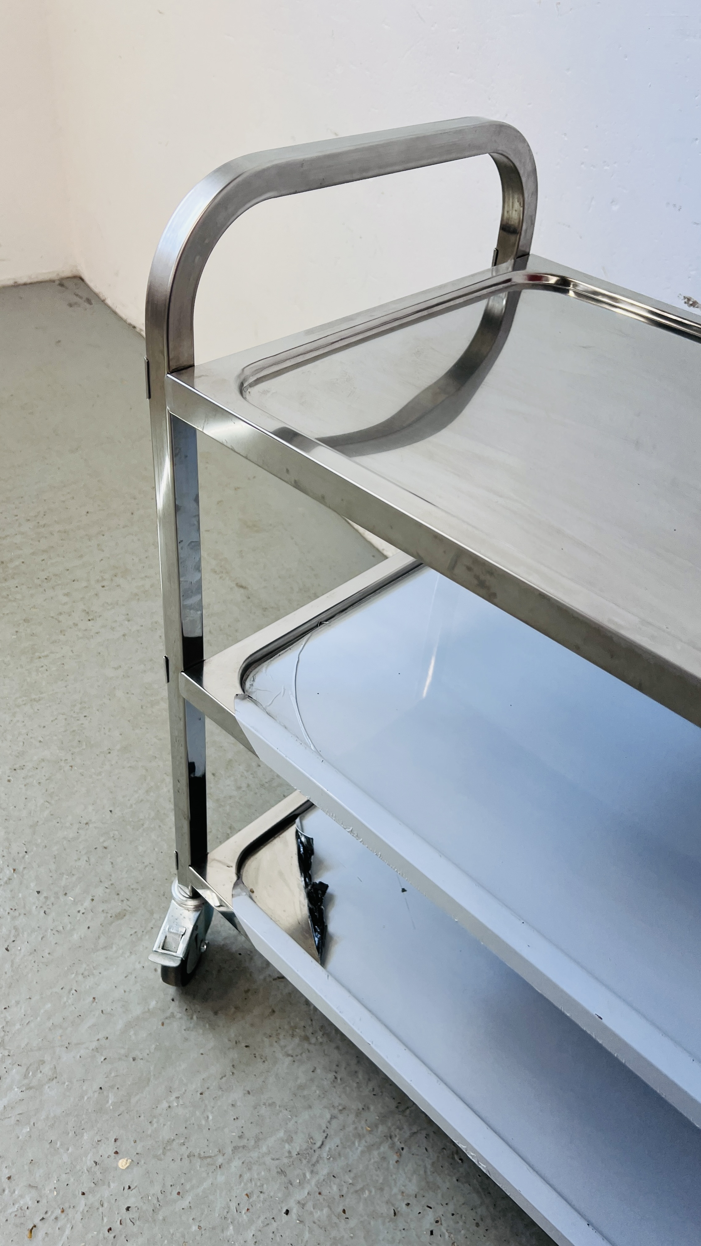 AN AS NEW STAINLESS STEEL WHEELED THREE TIER CATERING TROLLEY - Image 5 of 5