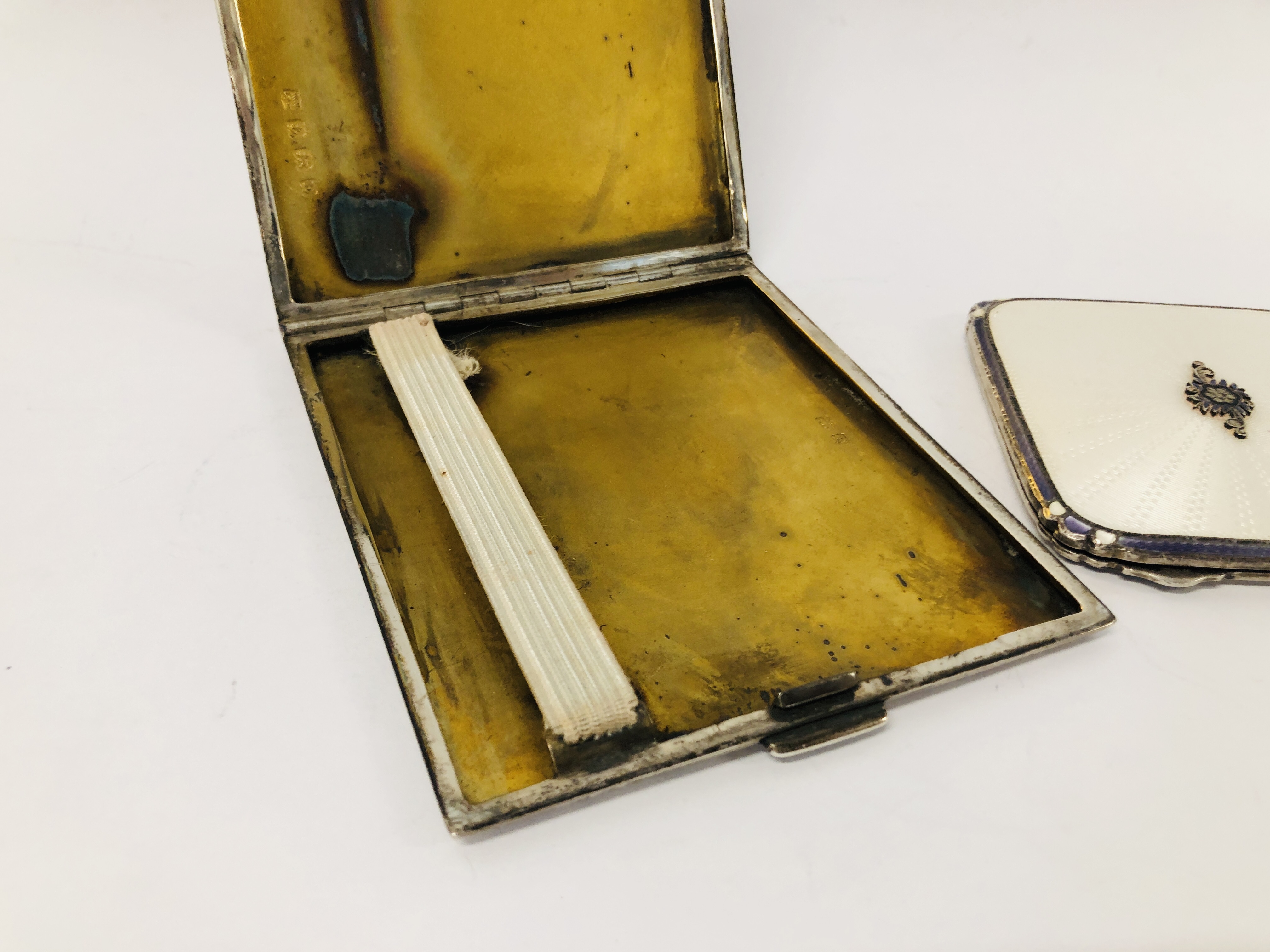 A SILVER AND WHITE ENAMEL COMPACT, BIRMINGHAM ASSAY, ALONG WITH A SILVER CIGARETTE CASE, - Image 5 of 14