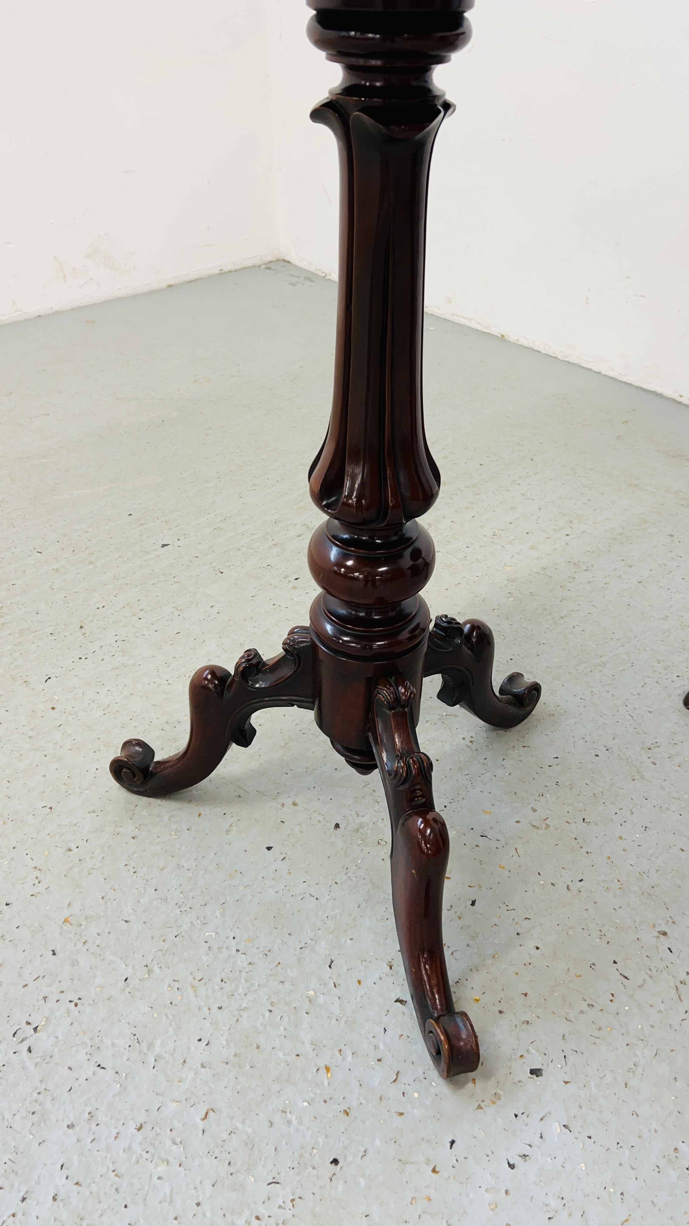 A VICTORIAN MAHOGANY TILT TOP PEDESTAL TABLE WITH SQUARE TOP 46CM. X 46CM. - Image 7 of 7