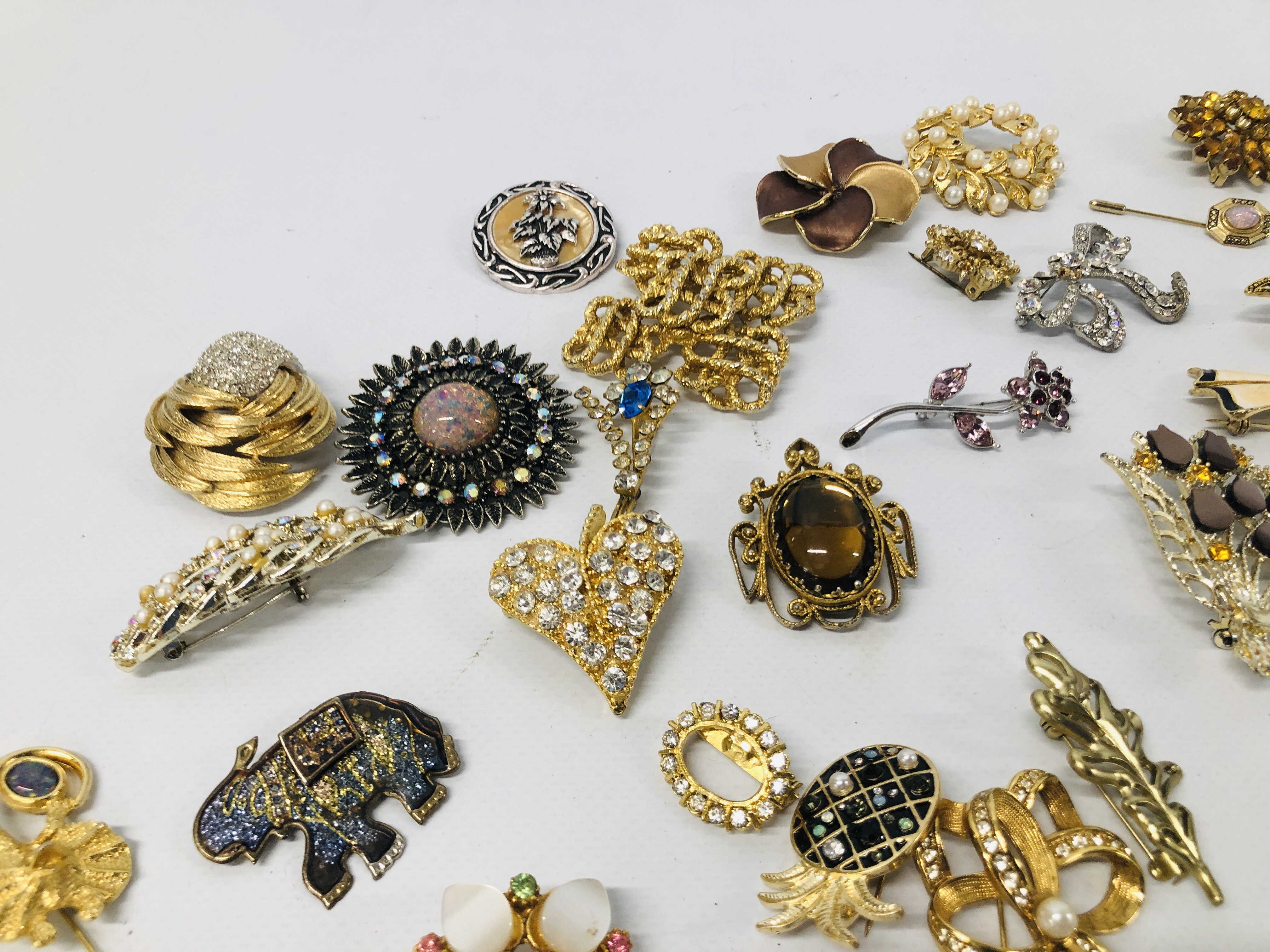 COLLECTION OF ASSORTED VINTAGE AND RETRO BROOCHES - Image 3 of 7