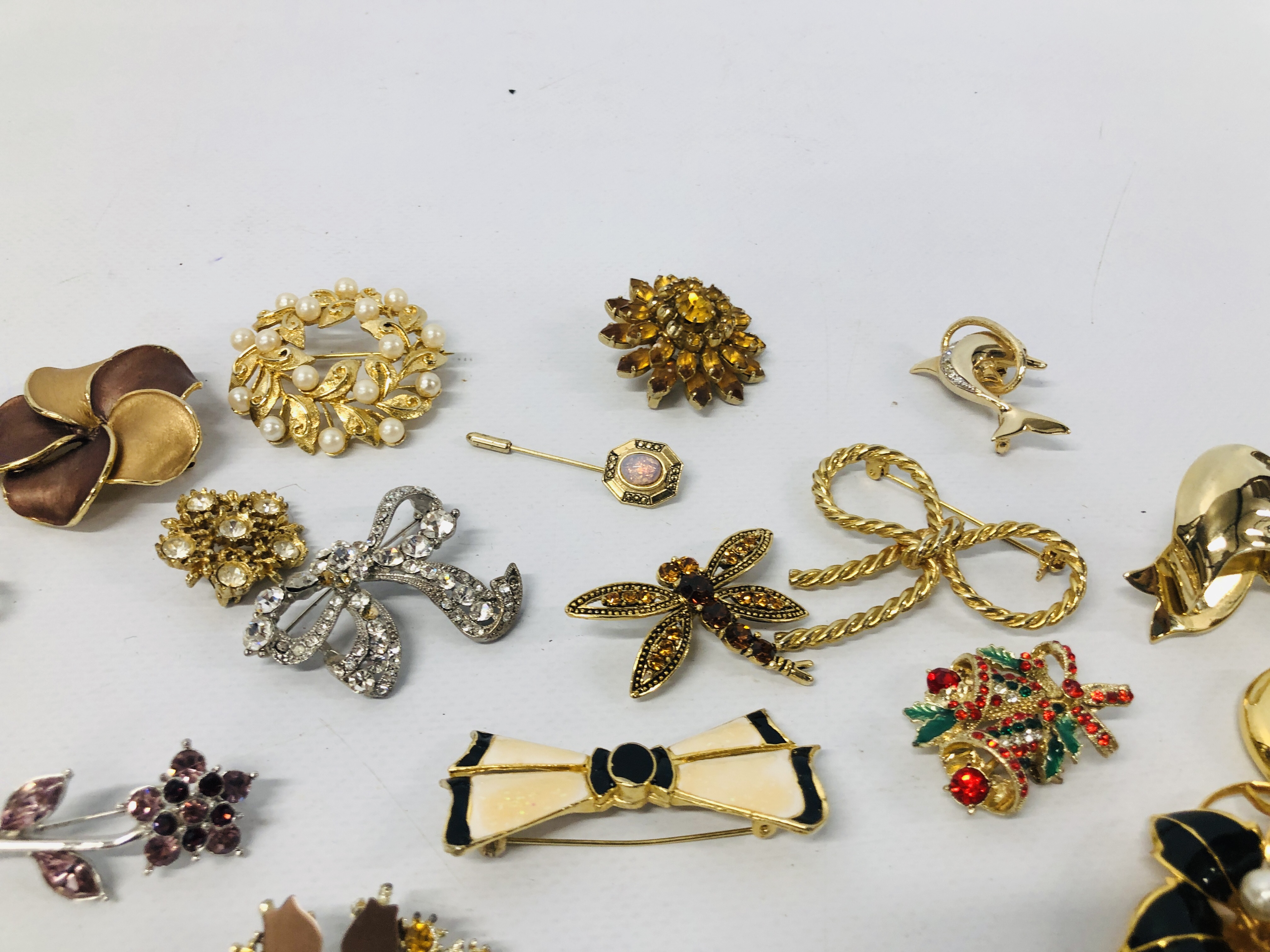 COLLECTION OF ASSORTED VINTAGE AND RETRO BROOCHES - Image 4 of 7