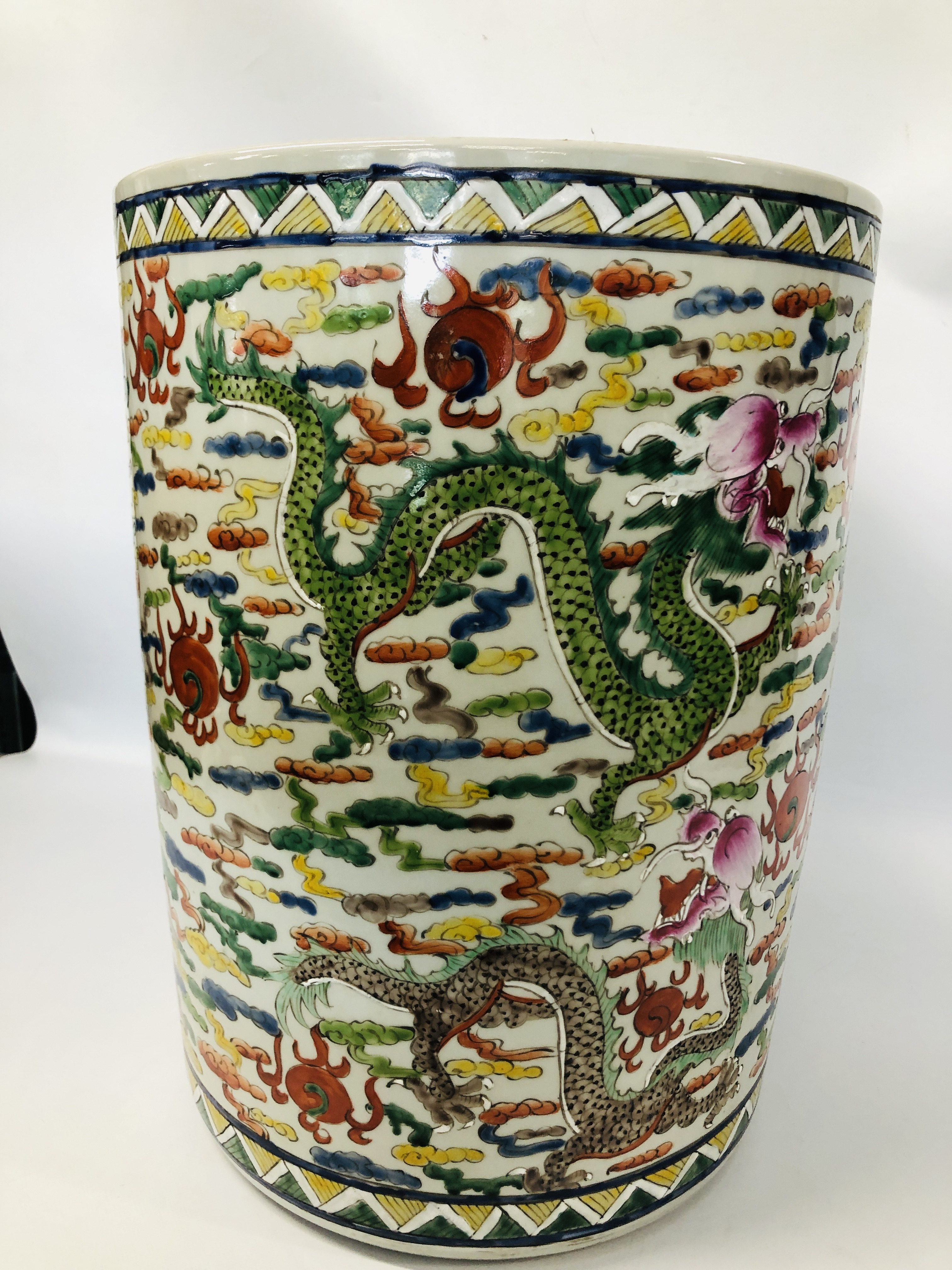 C20TH CHINESE POLYCHROME BARREL DECORATED WITH DRAGONS HEIGHT 49CM. - Image 4 of 6