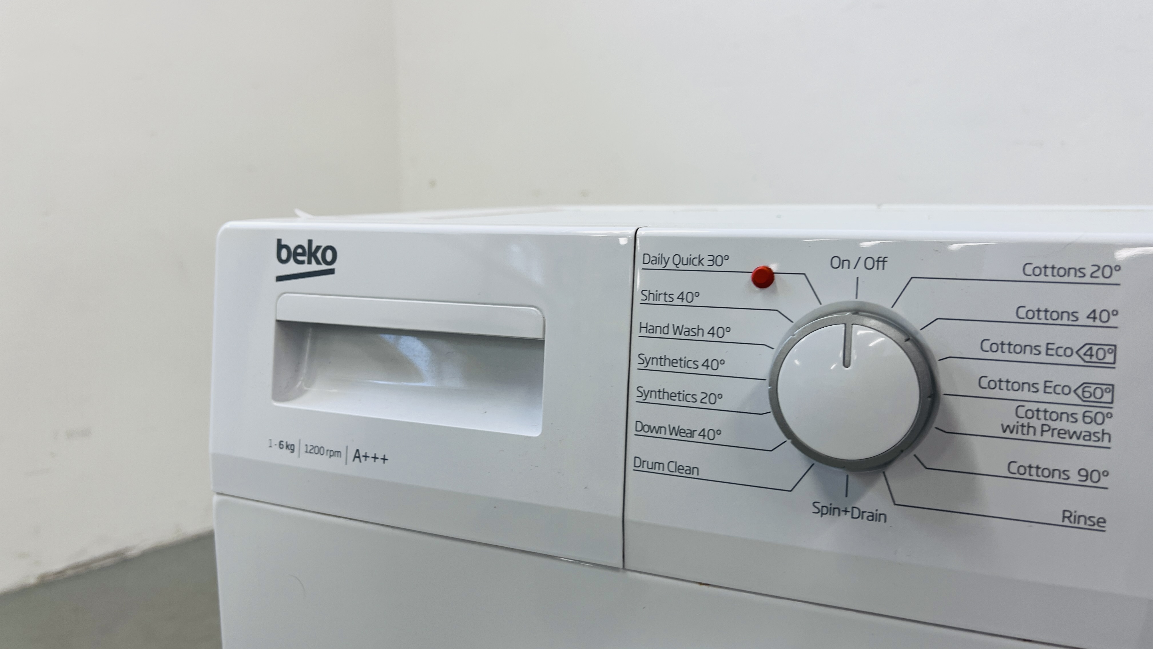 A BEKO 6KG SLIMLINE WASHING MACHINE - SOLD AS SEEN - Image 4 of 8