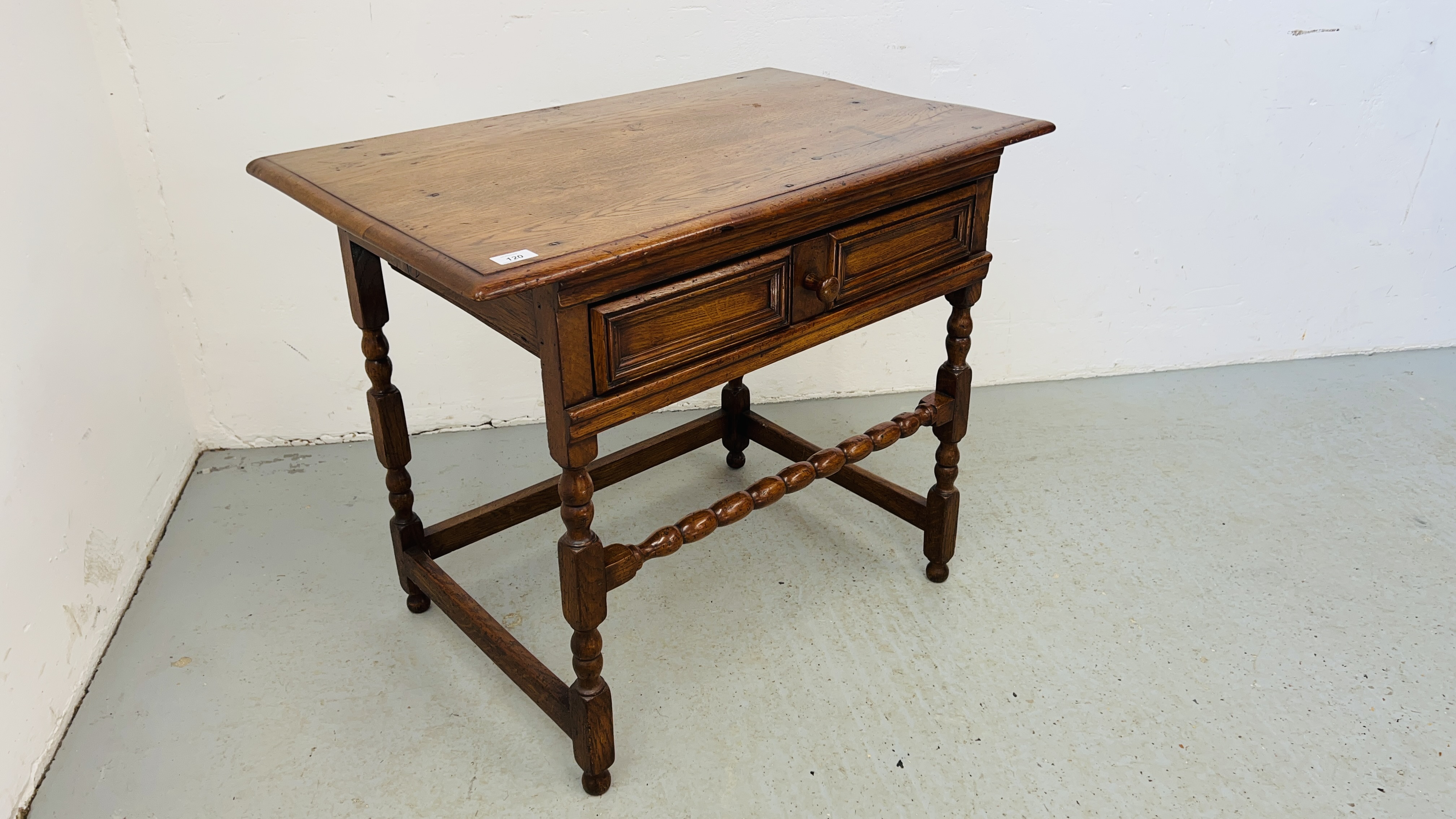 A GOOD QUALITY REPRODUCTION SOLID OAK SINGLE DRAWER SIDE TABLE WITH BOBBIN STRETCHER W 84CM, D 52CM, - Image 6 of 7