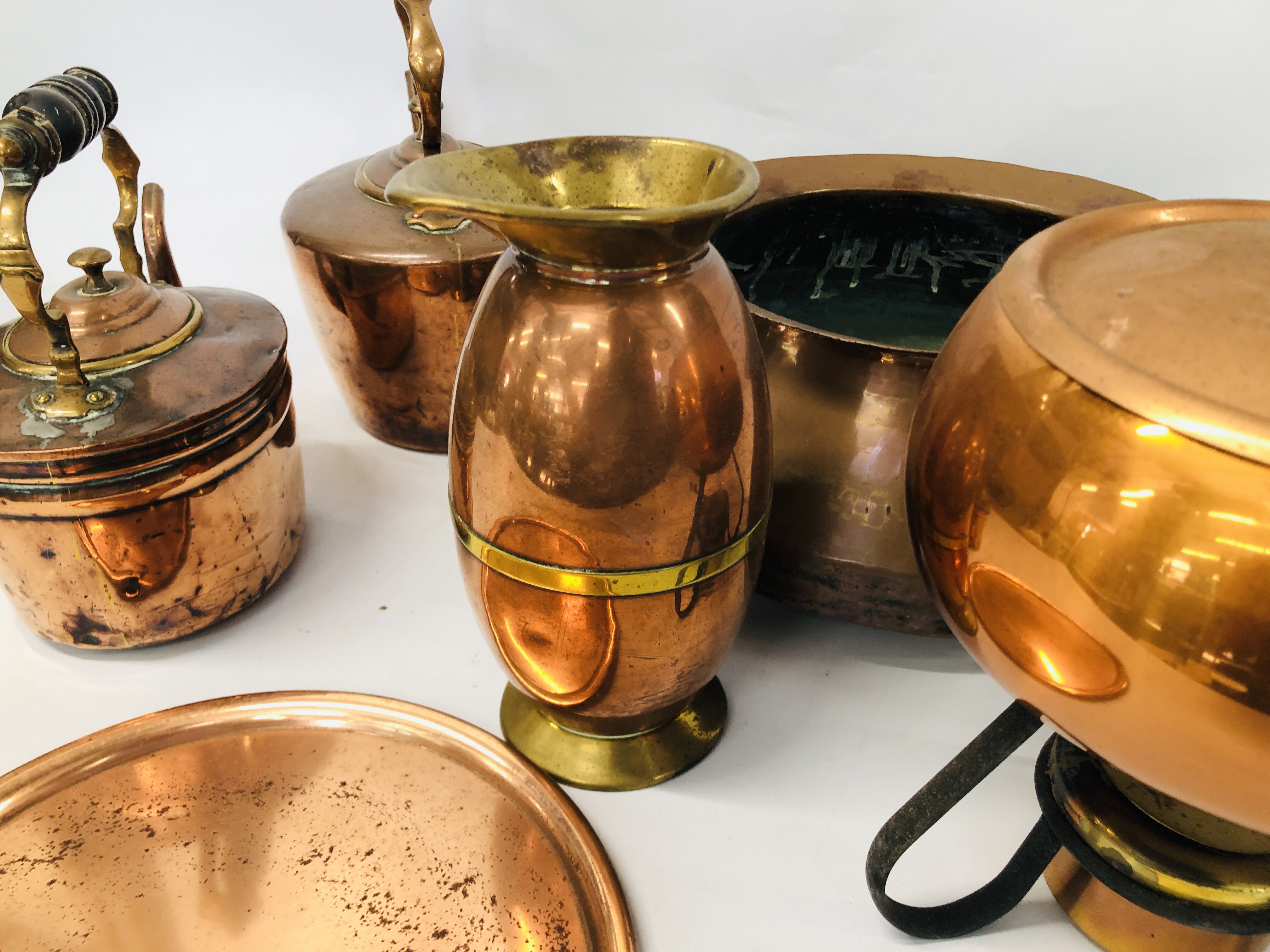 BOX OF ASSORTED VINTAGE COPPER TO INCLUDE TWO KETTLES, COOKING PANS AND A JUG, ETC. - Image 4 of 6