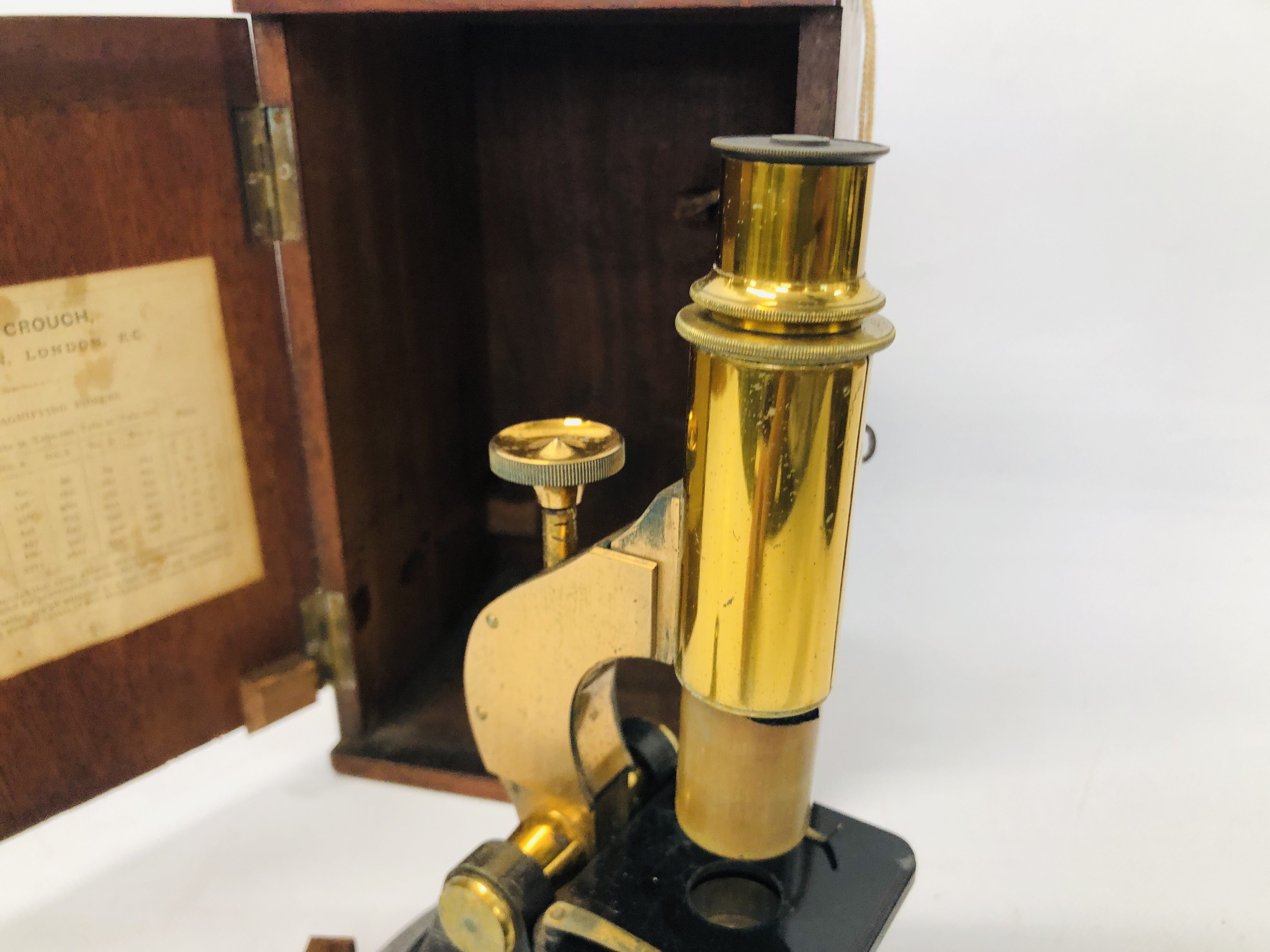 A VICTORIAN HENRY CROUCH LONDON MICROSCOPE WITH VARIOUS EYE PIECES (TOTAL 5) IN MAHOGANY CASE - Image 8 of 14