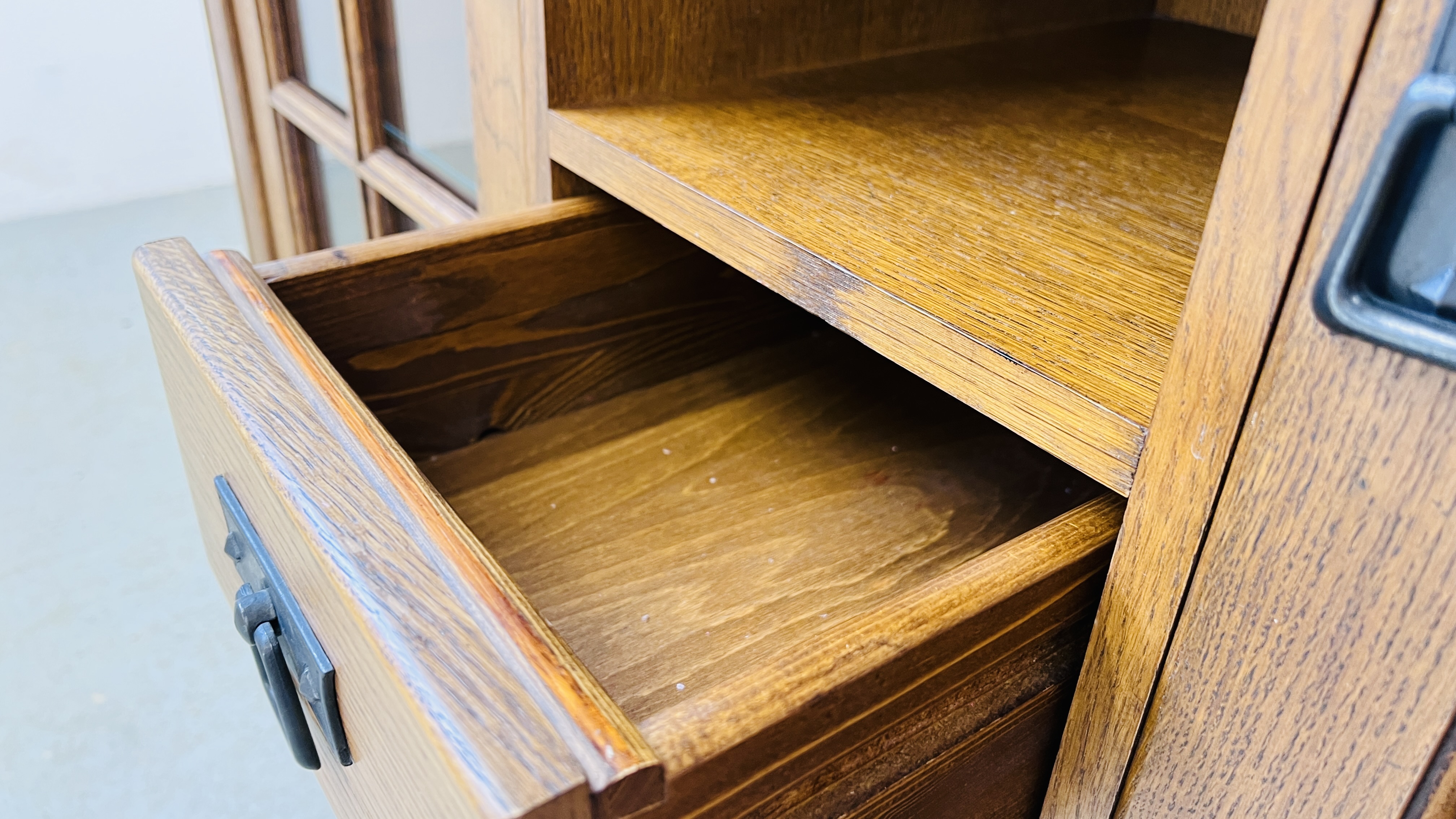 A GOOD QUALITY COMBINATION OAK DISPLAY CABINET WITH CENTRAL DRAWERS AND SHELVES WIDTH 130CM. - Image 11 of 13