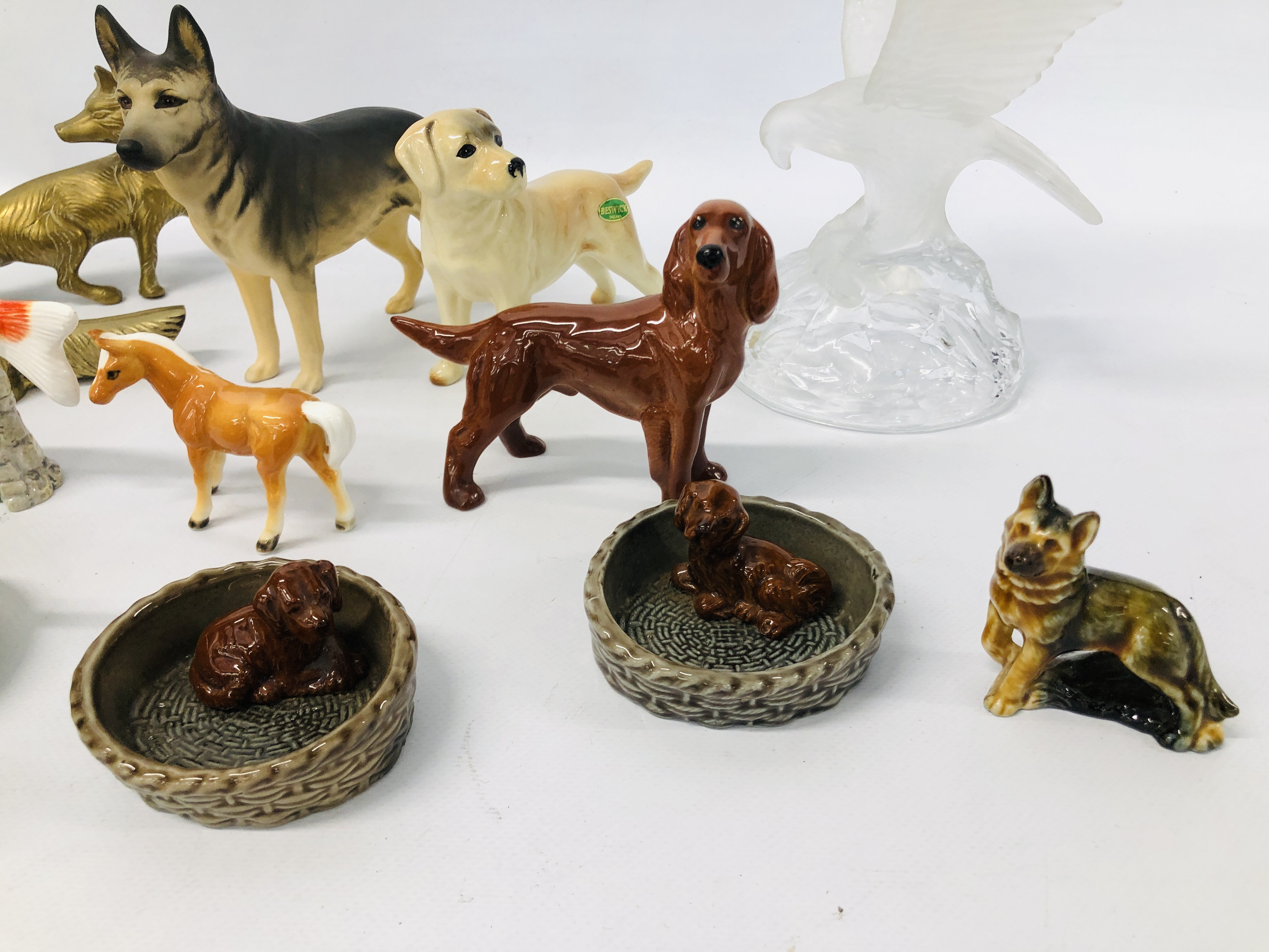 A COLLECTION OF CABINET ORNAMENTS TO INCLUDE BESWICK GOLDEN LABRADOR DOG, BESWICK ALSATIAN, - Image 4 of 7