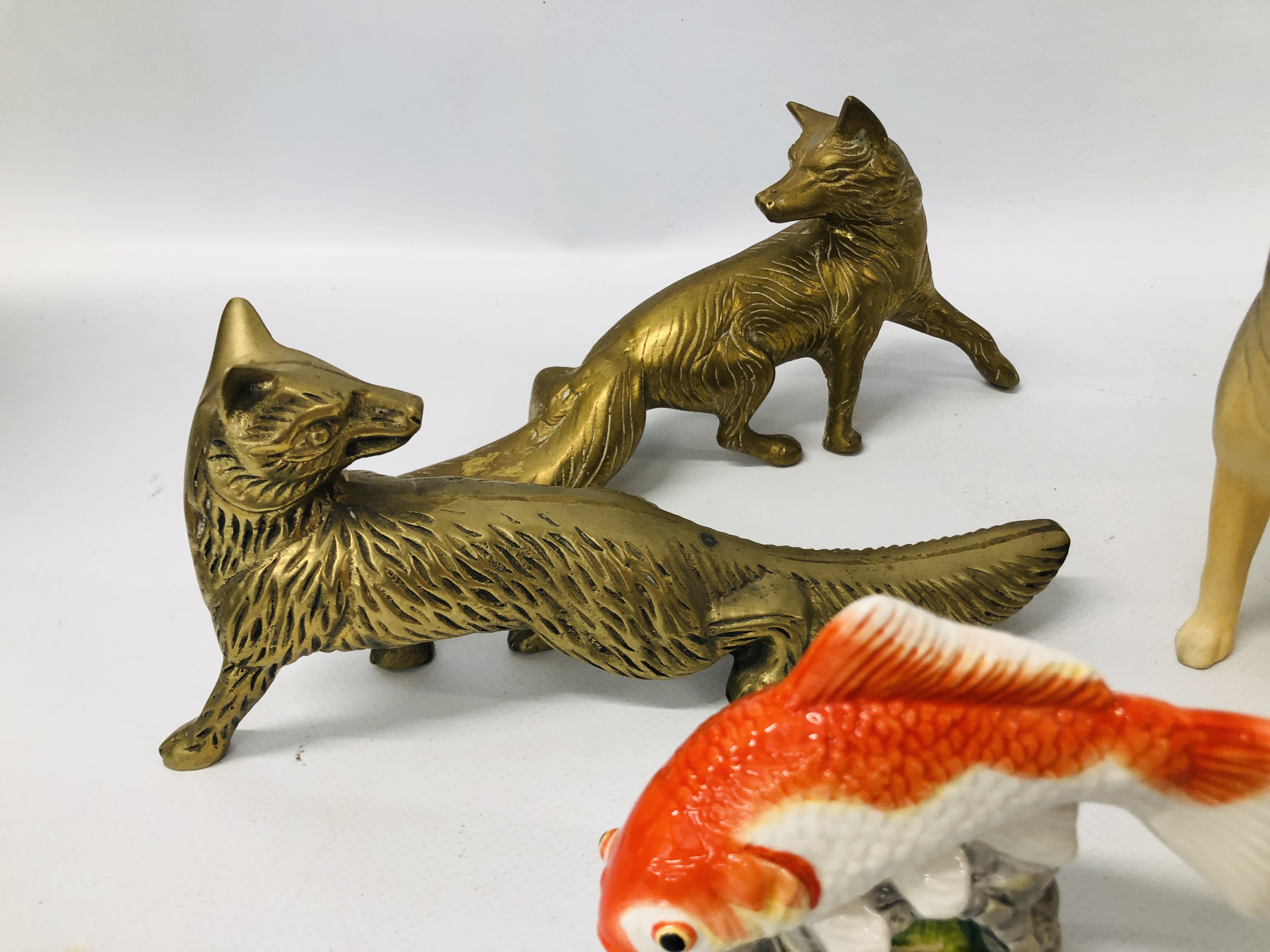 A COLLECTION OF CABINET ORNAMENTS TO INCLUDE BESWICK GOLDEN LABRADOR DOG, BESWICK ALSATIAN, - Image 2 of 7