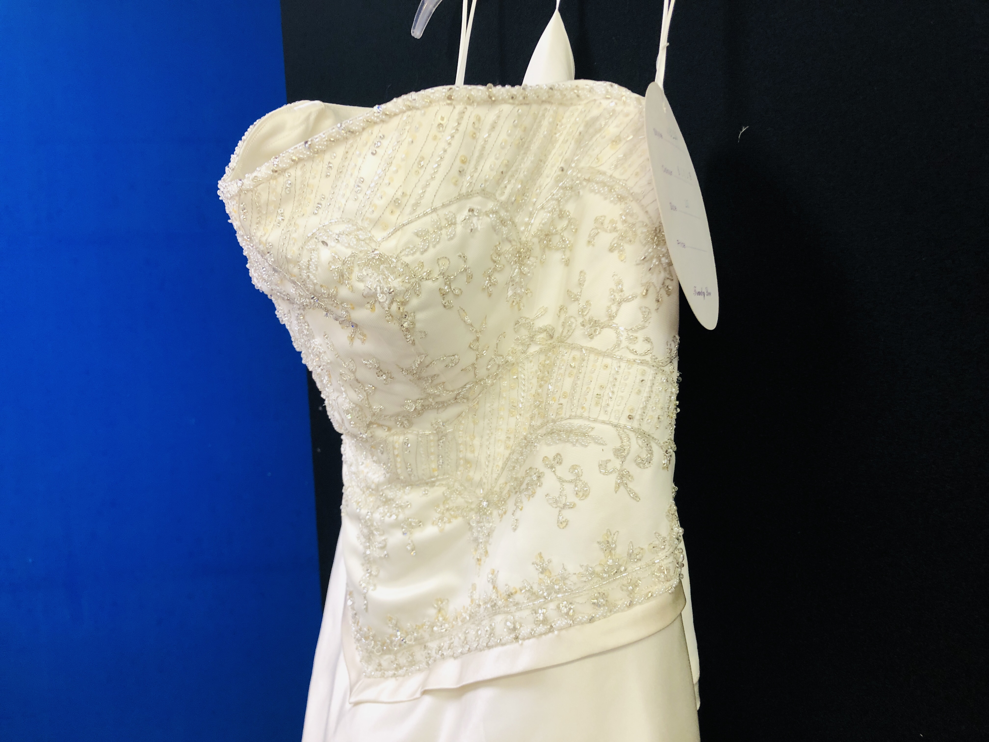 DESIGNER WEDDING DRESS MARKED "TRUDY LEE" SIZE 26. - Image 3 of 9