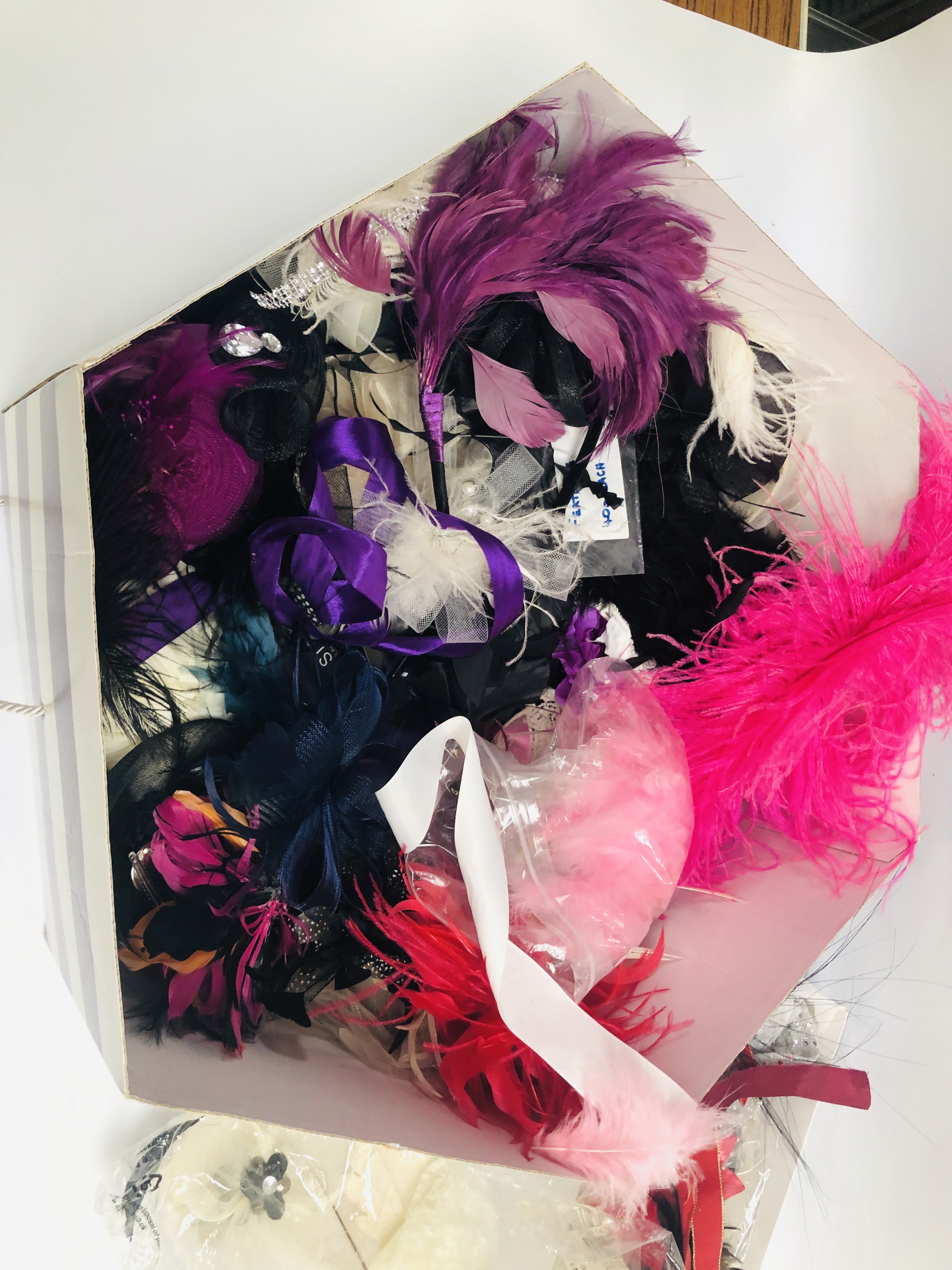EXTENSIVE COLLECTION OF ASSORTED FASCINATORS, HEAD BANDS / PIECES TO INCLUDE DESIGNER BRANDED. - Image 6 of 7