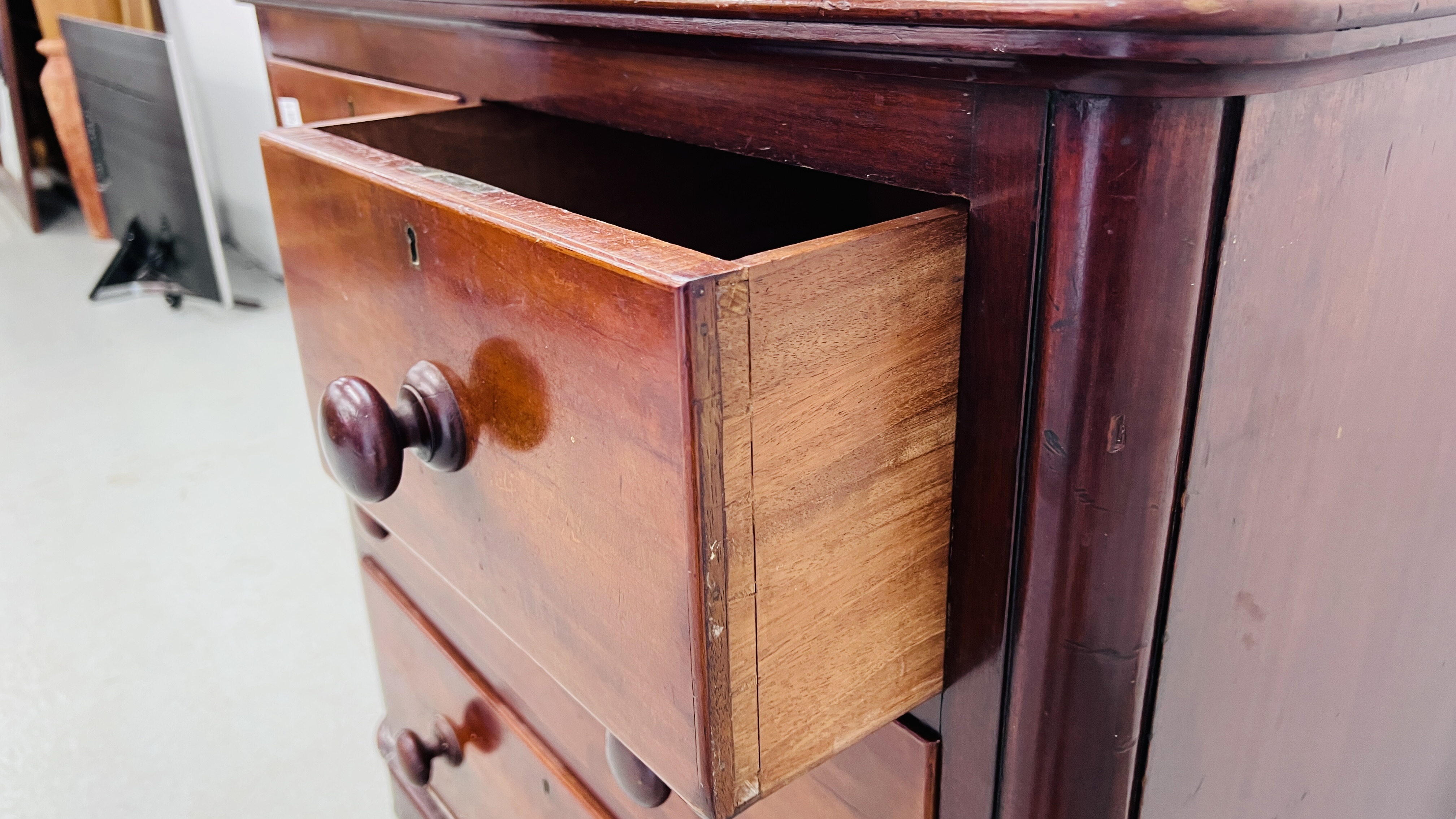 A SMALL VICTORIAN MAHOGANY TWO OVER TWO CHEST OF DRAWERS WITH TURNED WOODEN KNOBS W 89CM, D 49CM, - Image 8 of 10