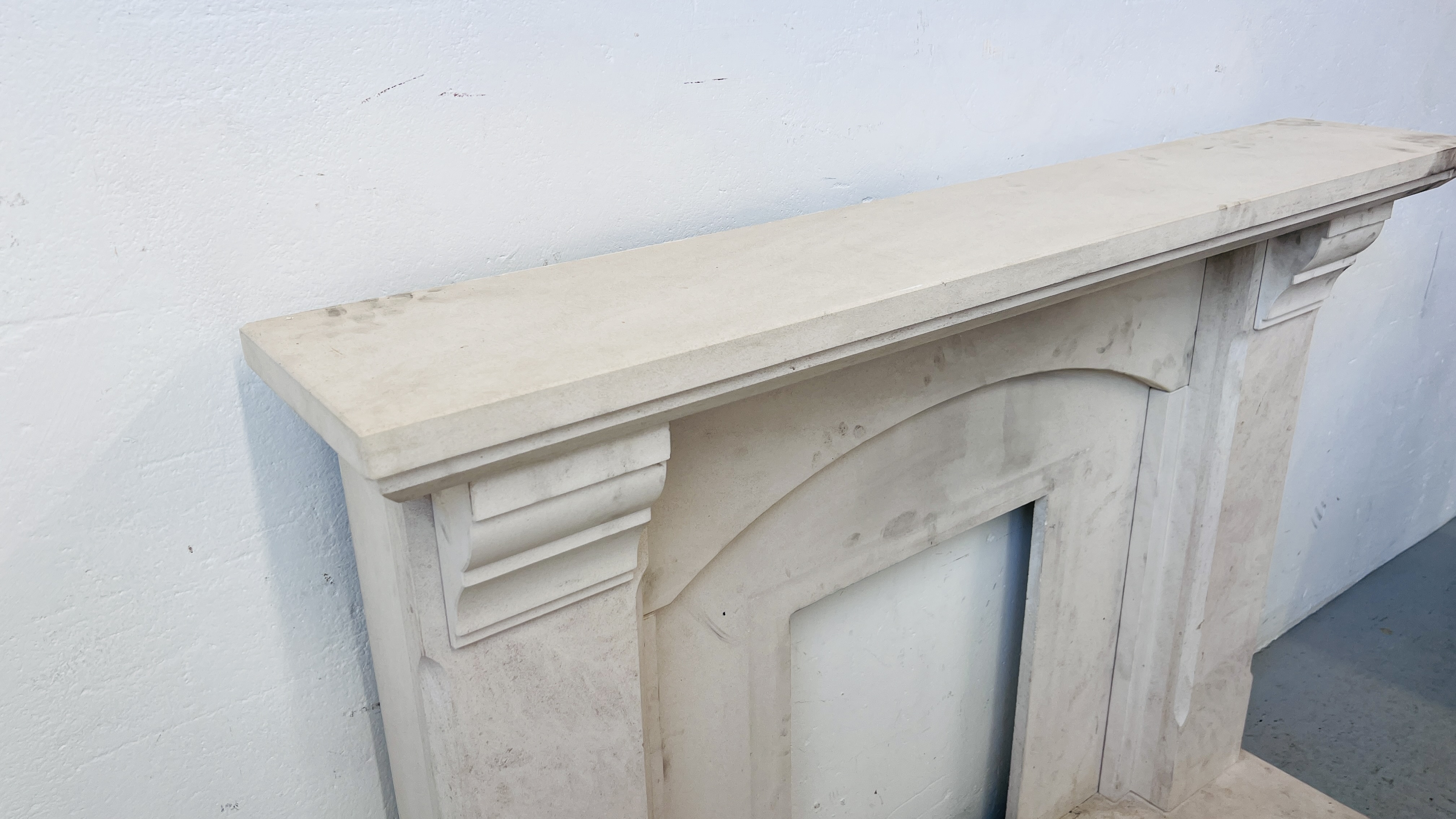 A MODERN STONE FIRE SURROUND COMPLETE WITH HEARTH, HEARTH WIDTH 137CM, DEPTH 39CM. - Image 4 of 12