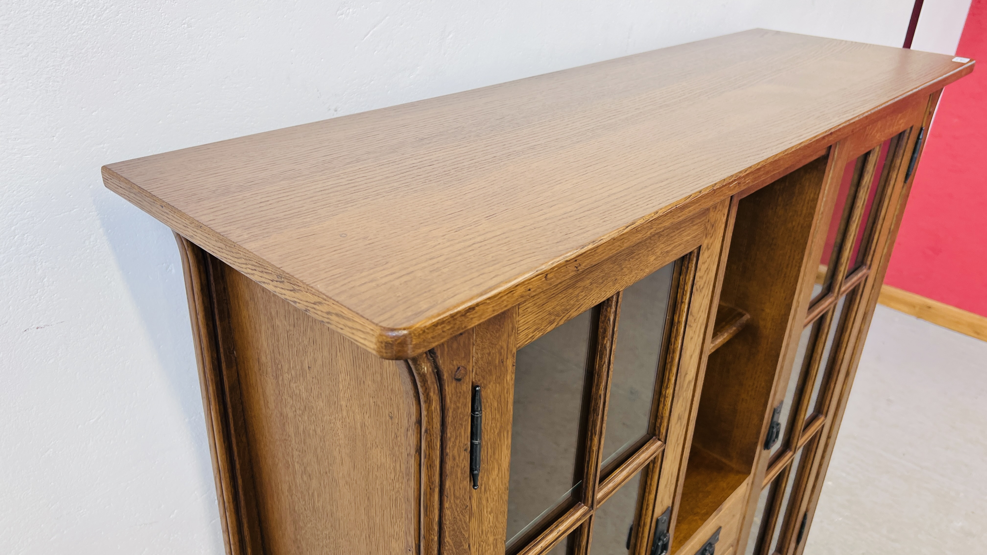 A GOOD QUALITY COMBINATION OAK DISPLAY CABINET WITH CENTRAL DRAWERS AND SHELVES WIDTH 130CM. - Image 5 of 13