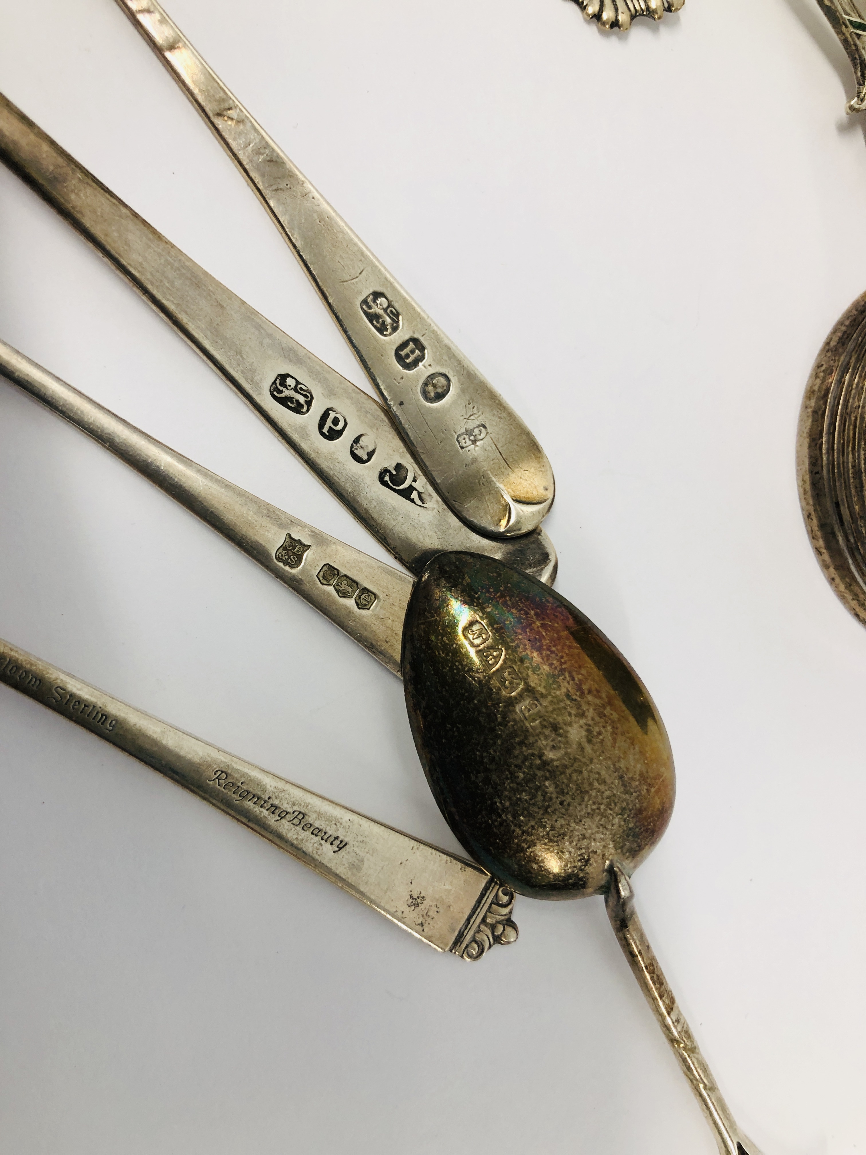 A GROUP OF 8 SILVER TEASPOONS TO INCLUDE GEORGIAN ALONG WITH THREE SILVER SERVIETTE RINGS - Image 10 of 13
