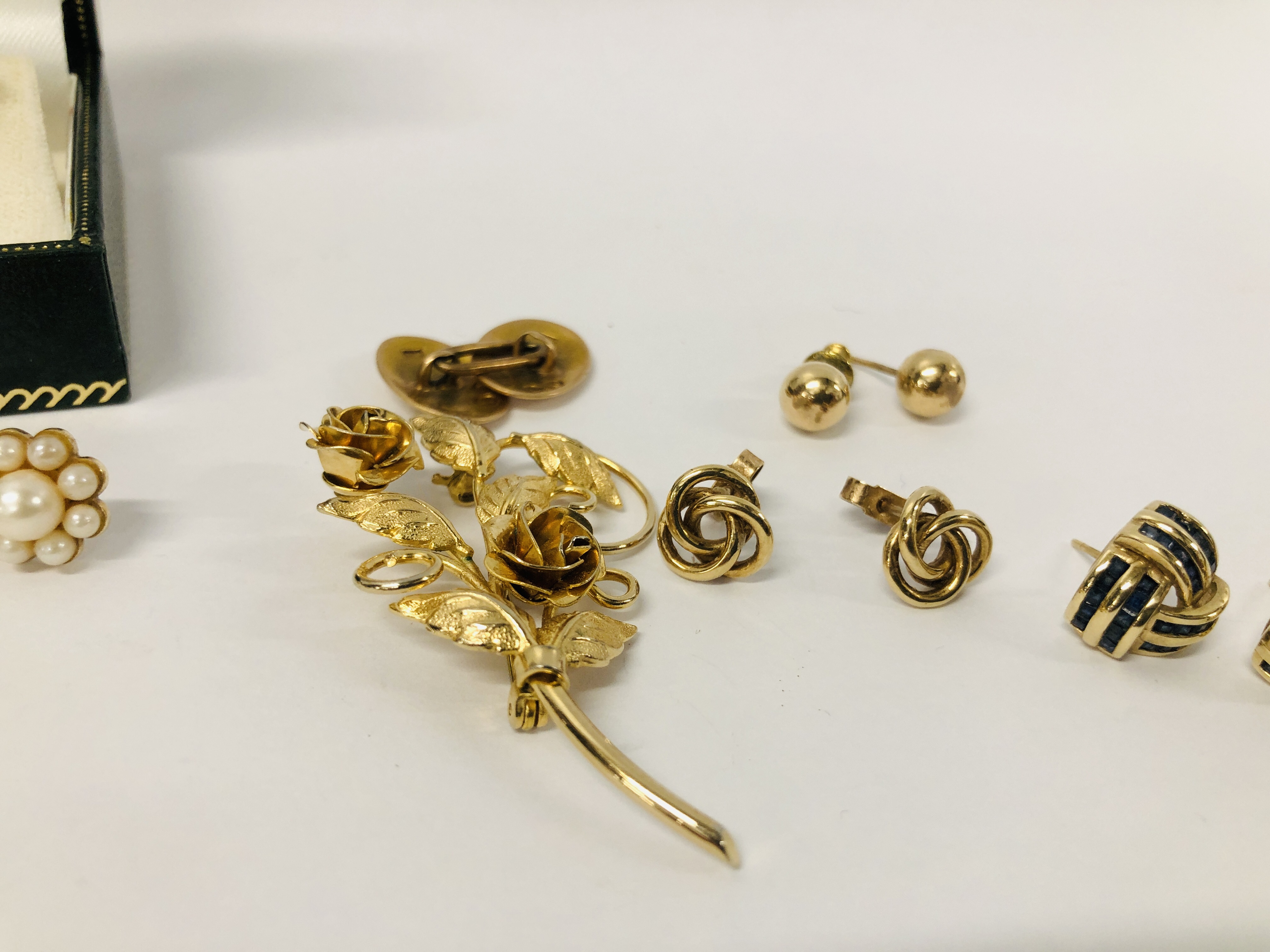 3 X PAIRS OF 9CT GOLD EARRINGS + PAIR OF UNMARKED TRI-COLOURED LEAF DESIGN EARRINGS, - Image 3 of 8