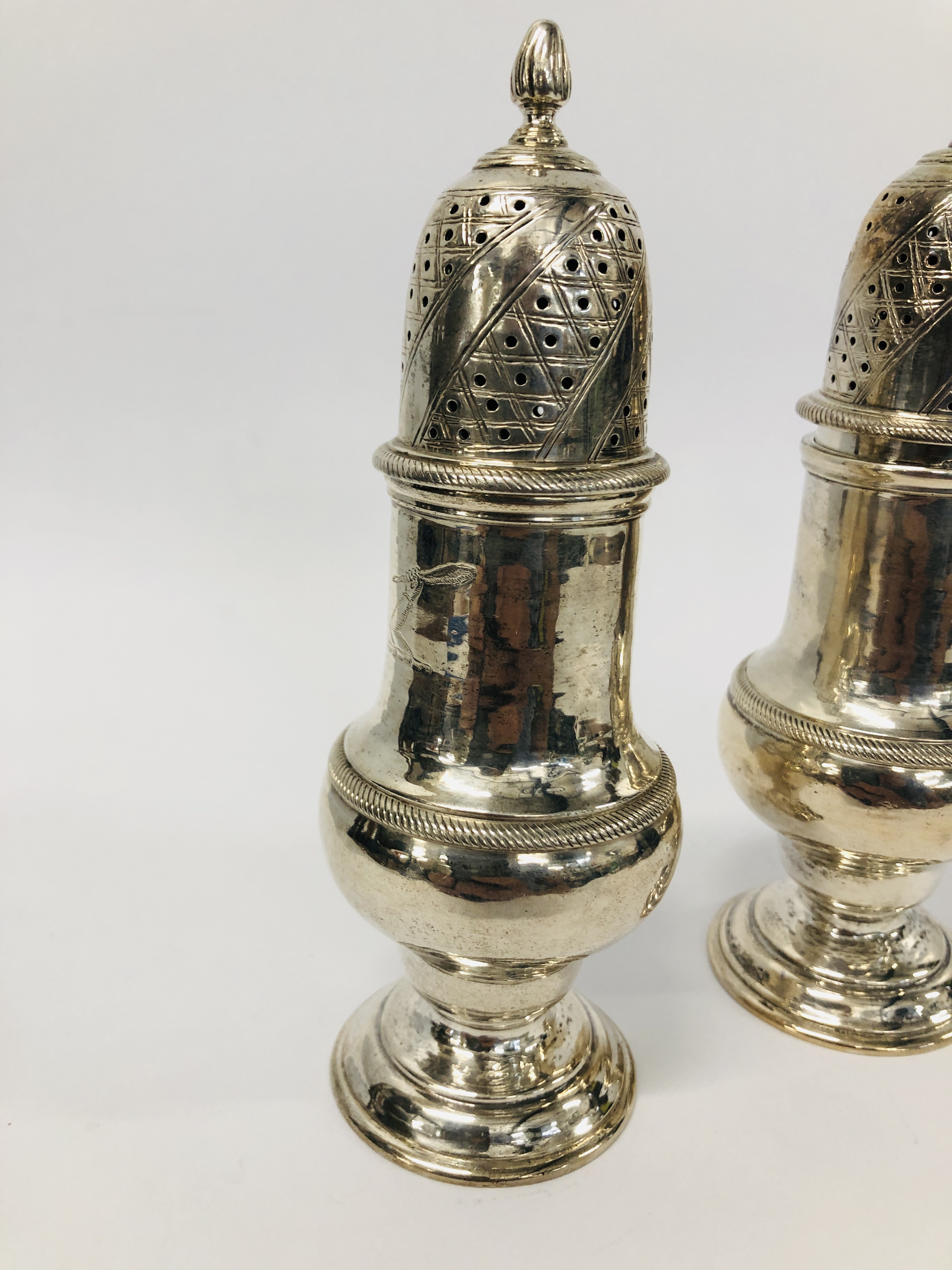 A PAIR OF GOOD QUALITY SILVER SIFTERS HEIGHT 13.5CM. - Image 6 of 15