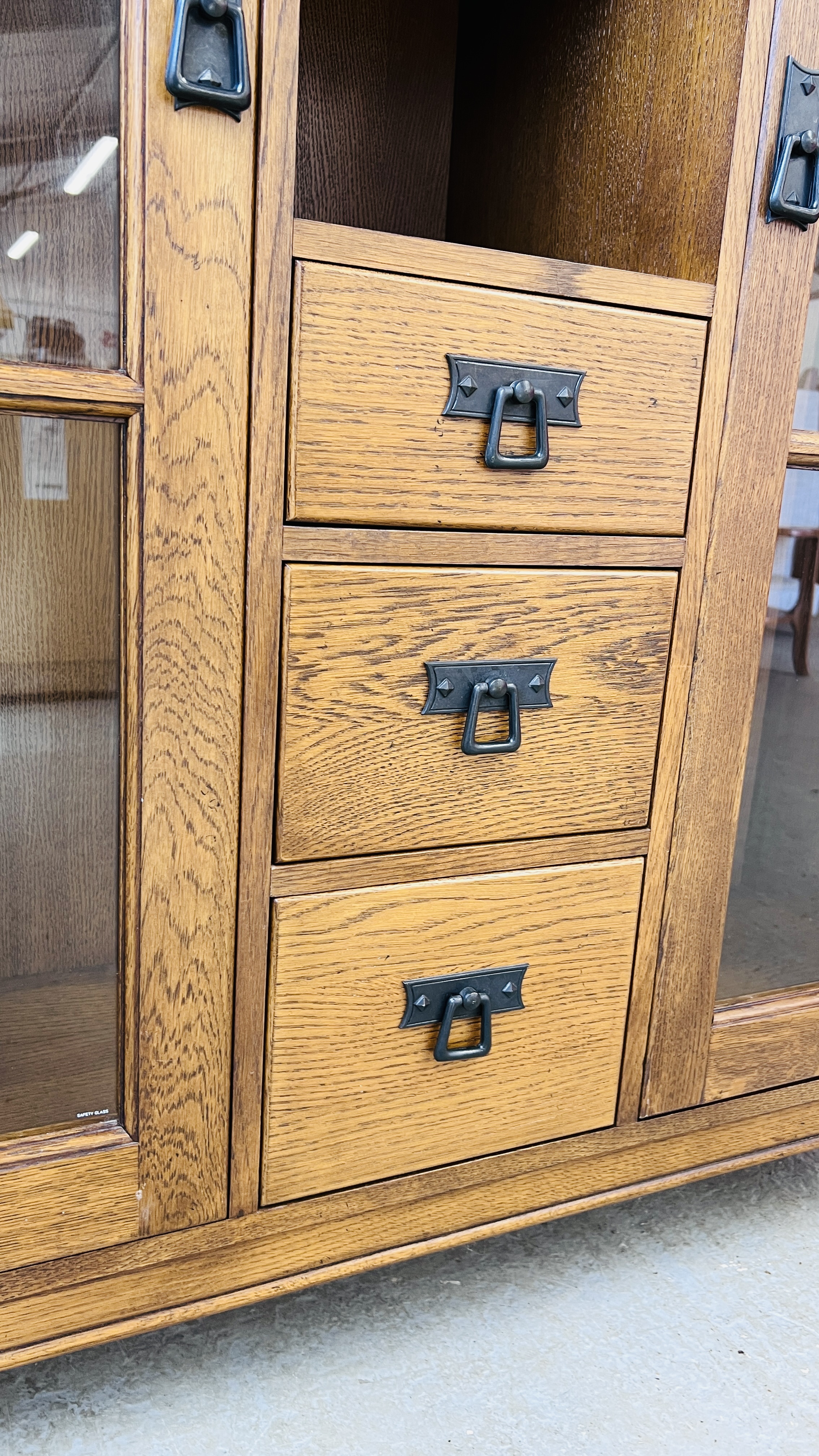 A GOOD QUALITY COMBINATION OAK DISPLAY CABINET WITH CENTRAL DRAWERS AND SHELVES WIDTH 130CM. - Image 7 of 13