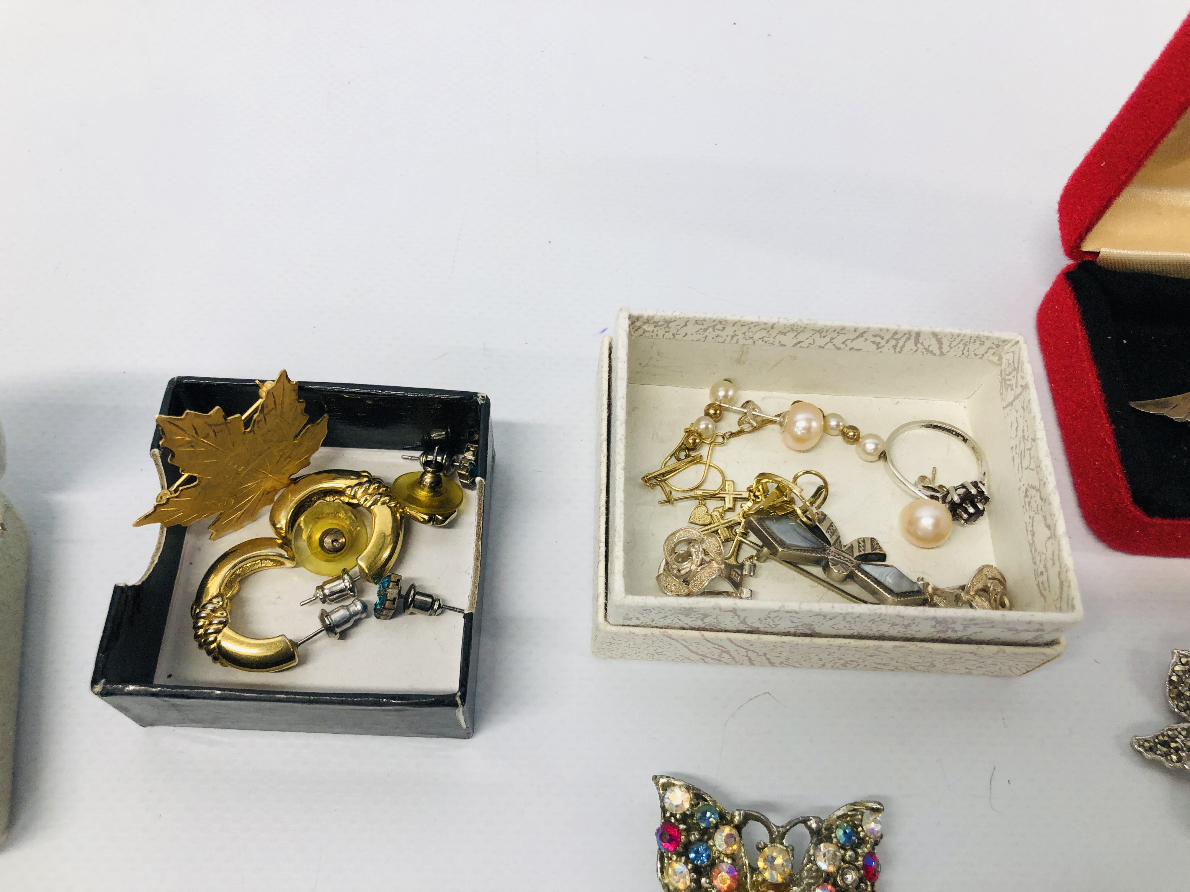 A BOX OF MIXED SILVER AND COSTUME JEWELLERY TO INCLUDE BRACELETS, BROOCHES, EARRINGS ETC. - Image 5 of 7