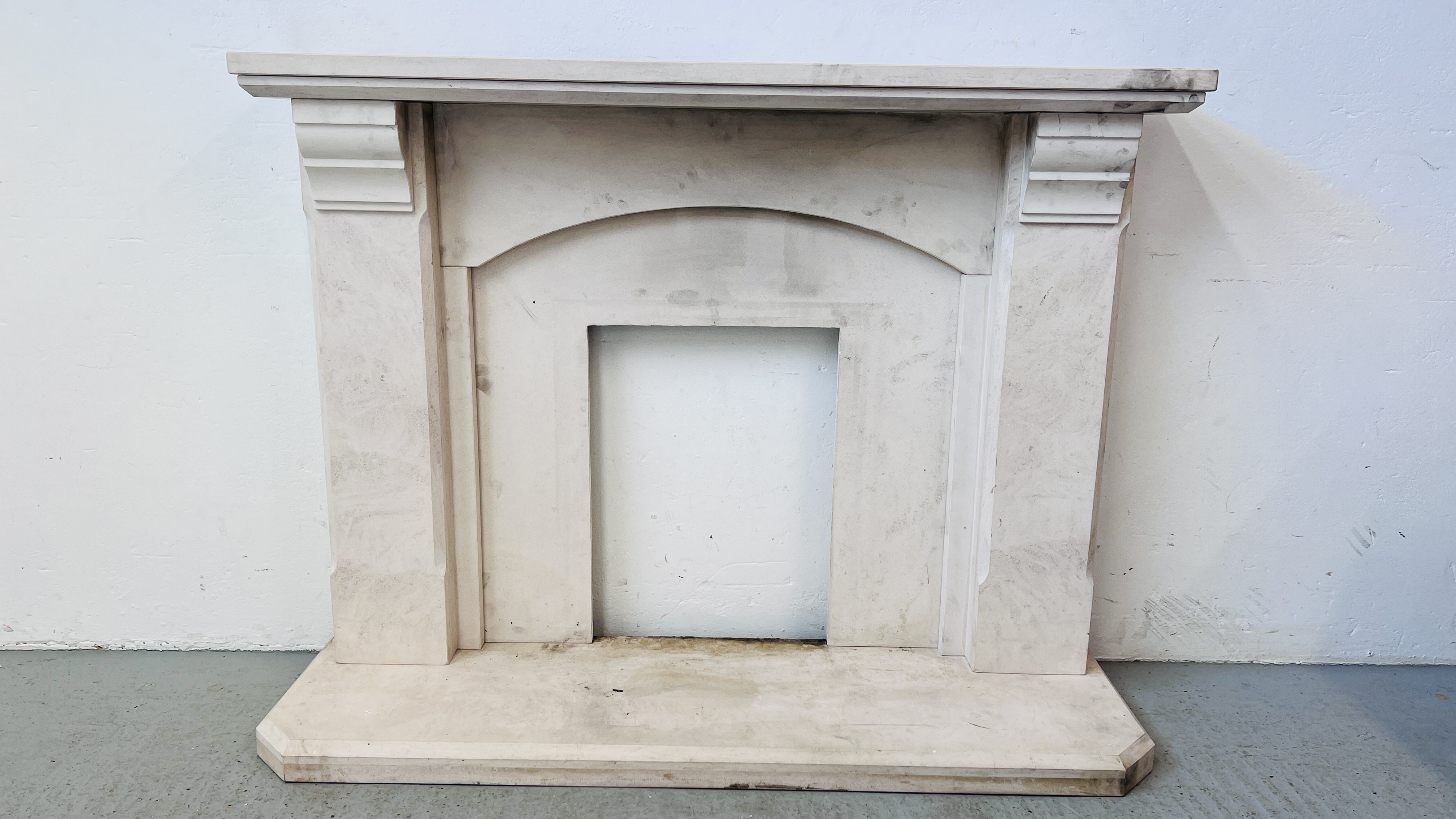 A MODERN STONE FIRE SURROUND COMPLETE WITH HEARTH, HEARTH WIDTH 137CM, DEPTH 39CM.