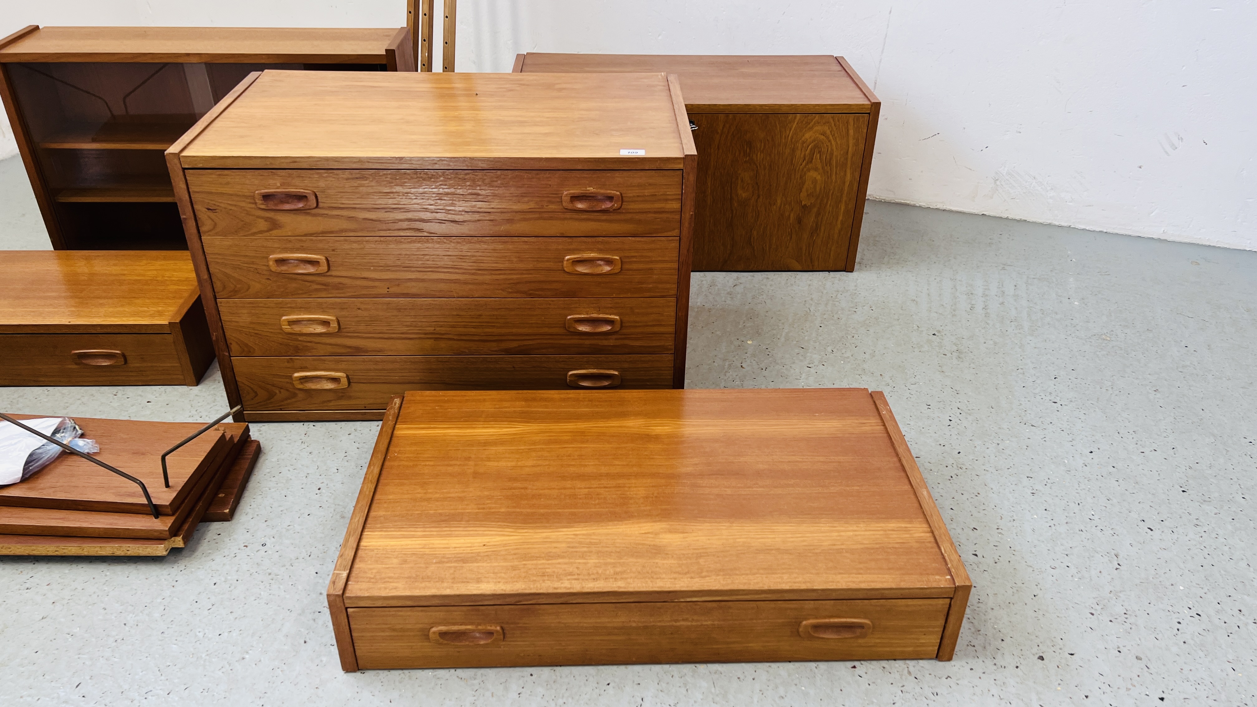 A MID CENTURY TEAK FINISH MODULAR LADDER RACK STORAGE SYSTEM IN THE STYLE OF POUL CADOVIUS. - Image 3 of 7