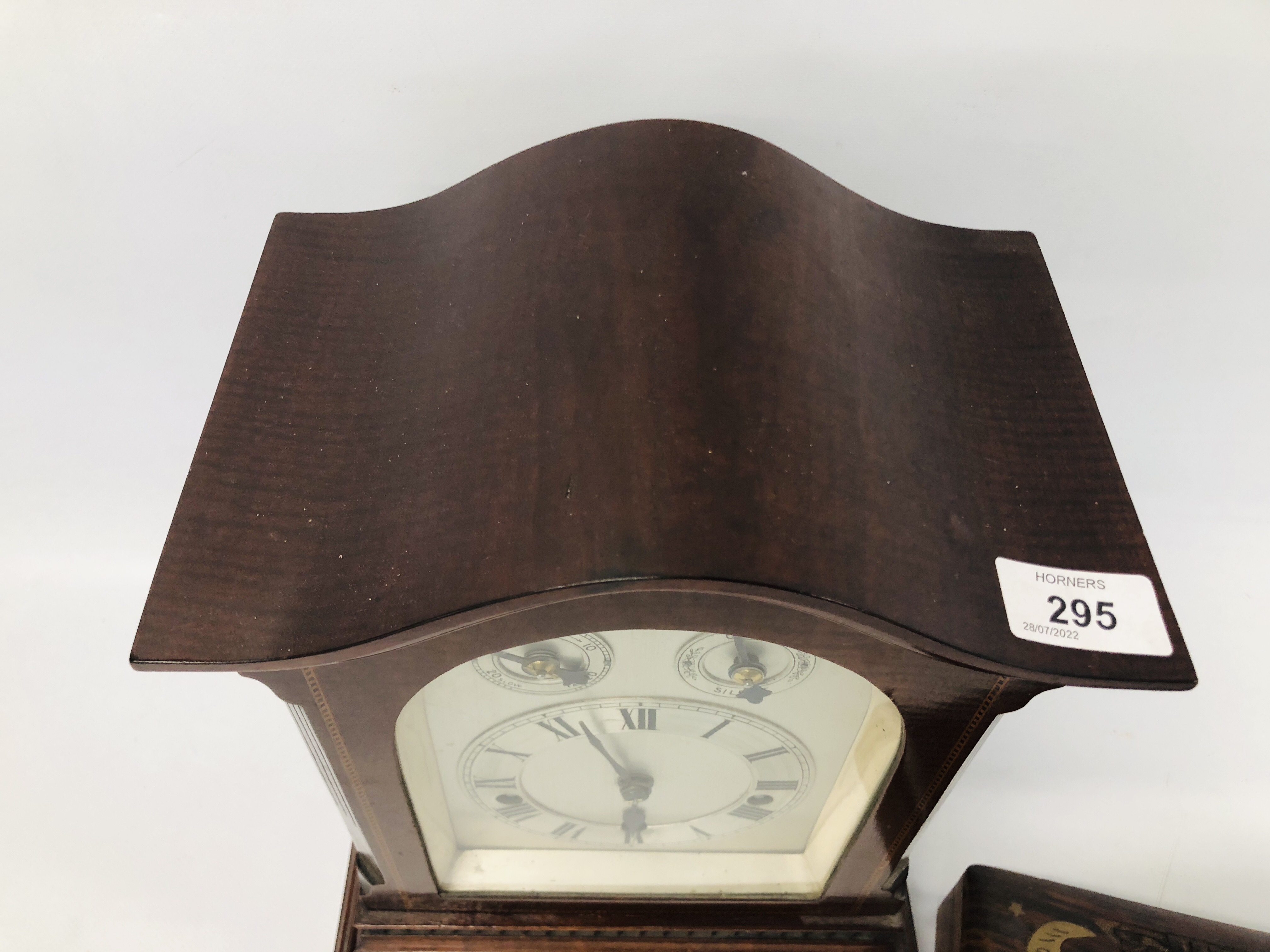 A GOOD QUALITY MAHOGANY CASED EDWARDIAN MANTEL CLOCK WITH INLAID DETAIL, - Image 3 of 10