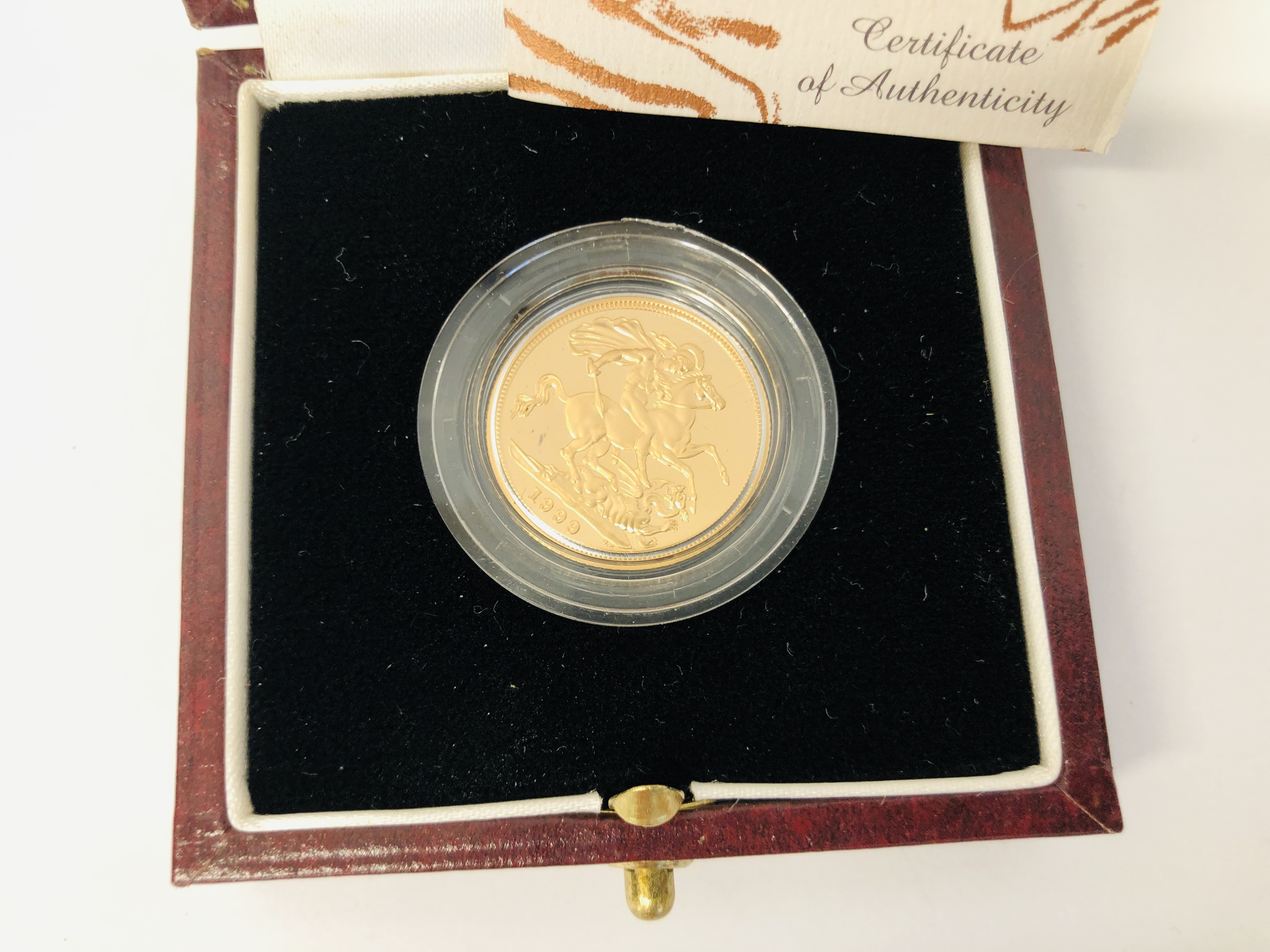 1999 GOLD PROOF SOVEREIGN IN PRESENTATION BOX WITH LTD EDITION CERTIFICATE OF AUTHENTICITY. - Bild 2 aus 5