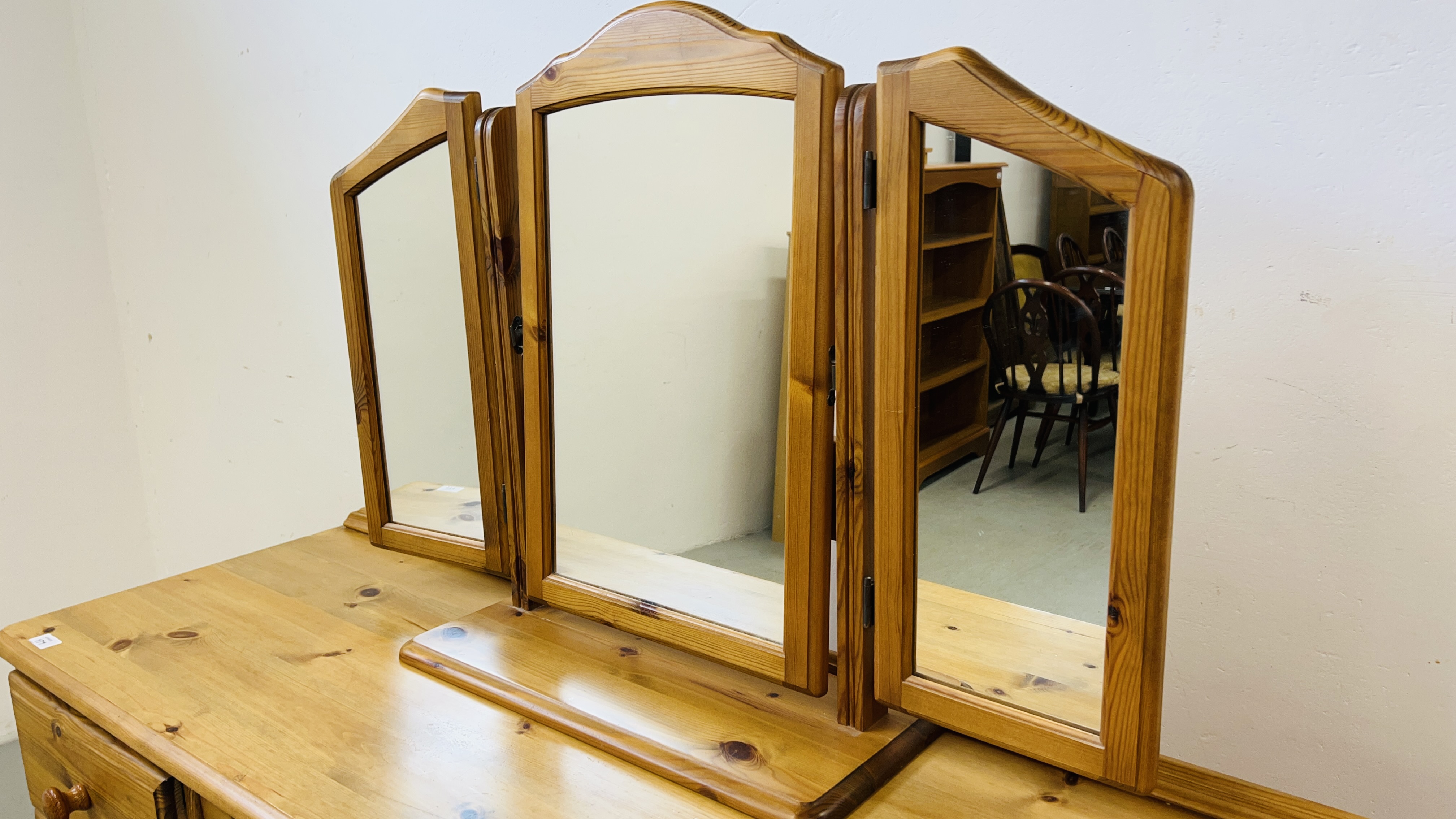 A GOOD QUALITY HONEY PINE SIX DRAWER DRESSING TABLE WITH TRIPLE DRESSING MIRROR WIDTH 143CM. - Image 5 of 8