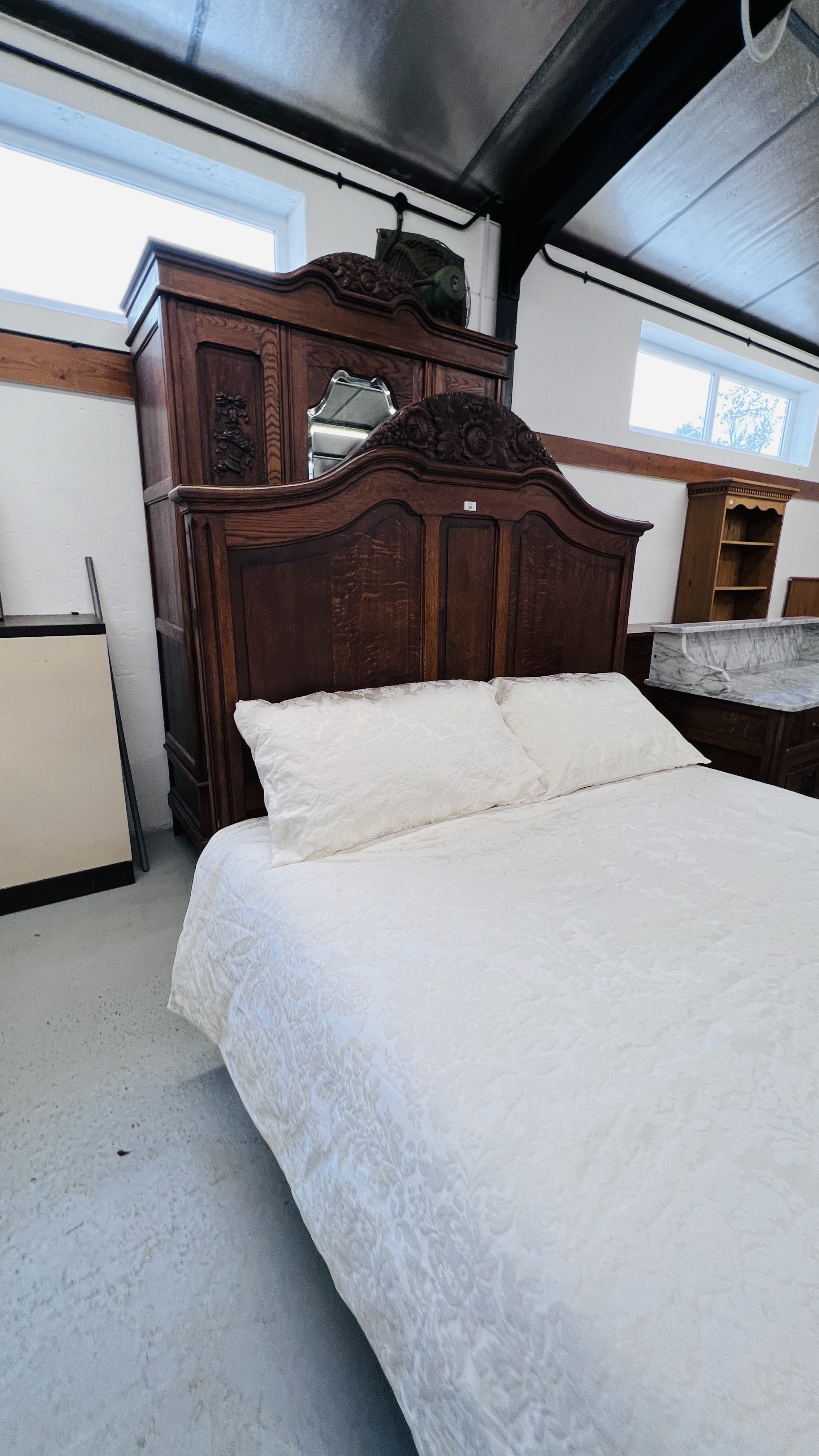 A DUTCH STYLE SOLID OAK FIVE PIECE BEDROOM SUITE COMPRISING OF DOUBLE BEDSTEAD WITH HIGH GROVE BEDS - Image 18 of 23